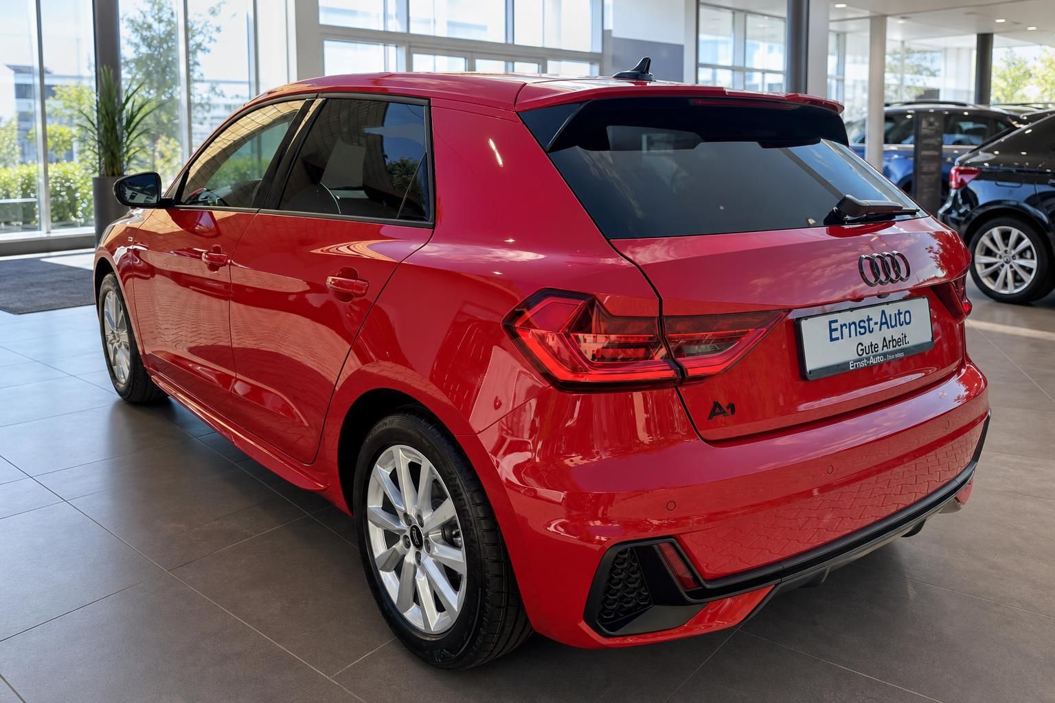 Audi A1 Sportback in Rot – Heckansicht im Autohaus, gepflegter Zustand, Leichtmetallfelgen