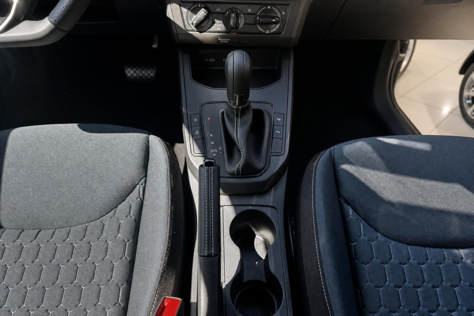 Automatikgetriebe Mittelkonsole Innenraum mit Schaltknauf, Cupholder und Klimabedienung