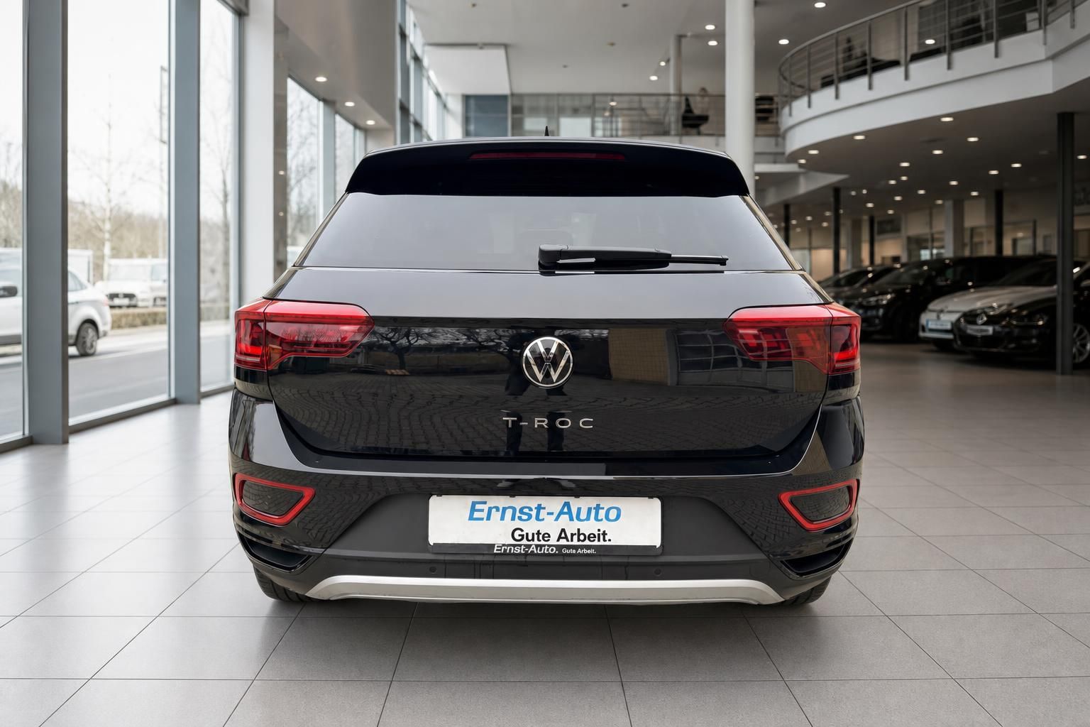 VW T-Roc schwarz Heckansicht im Autohaus – Volkswagen T-ROC Kompakt-SUV