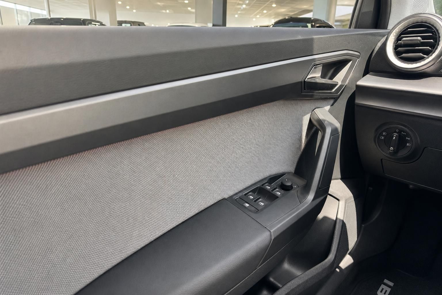 Fahrzeug Innenraum Fahrertür mit Fensterheber, Türverkleidung und Lichtschalter im Autohaus
