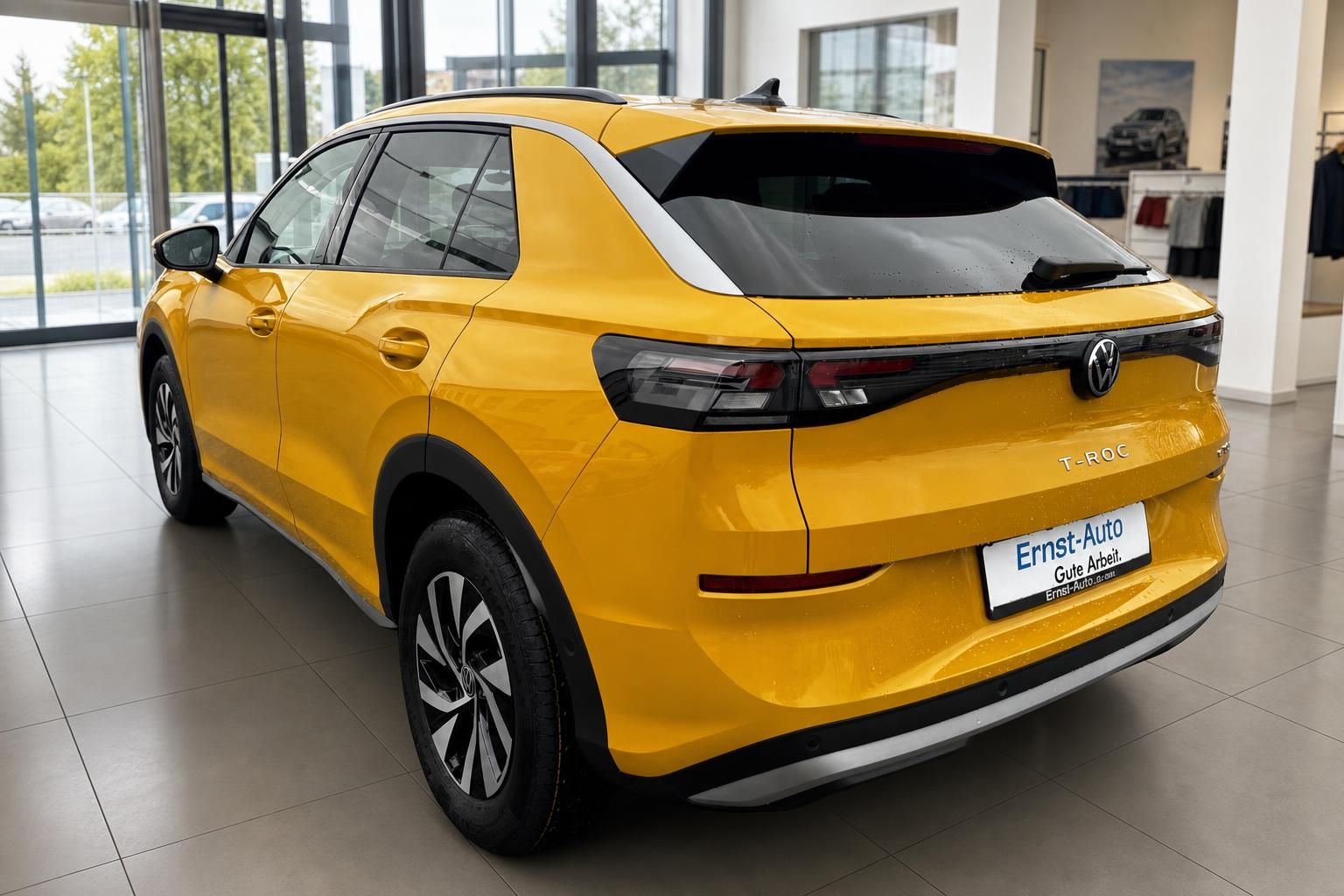 VW T-Roc gelb Heckansicht im Autohaus – kompakter SUV mit LED-Rückleuchten