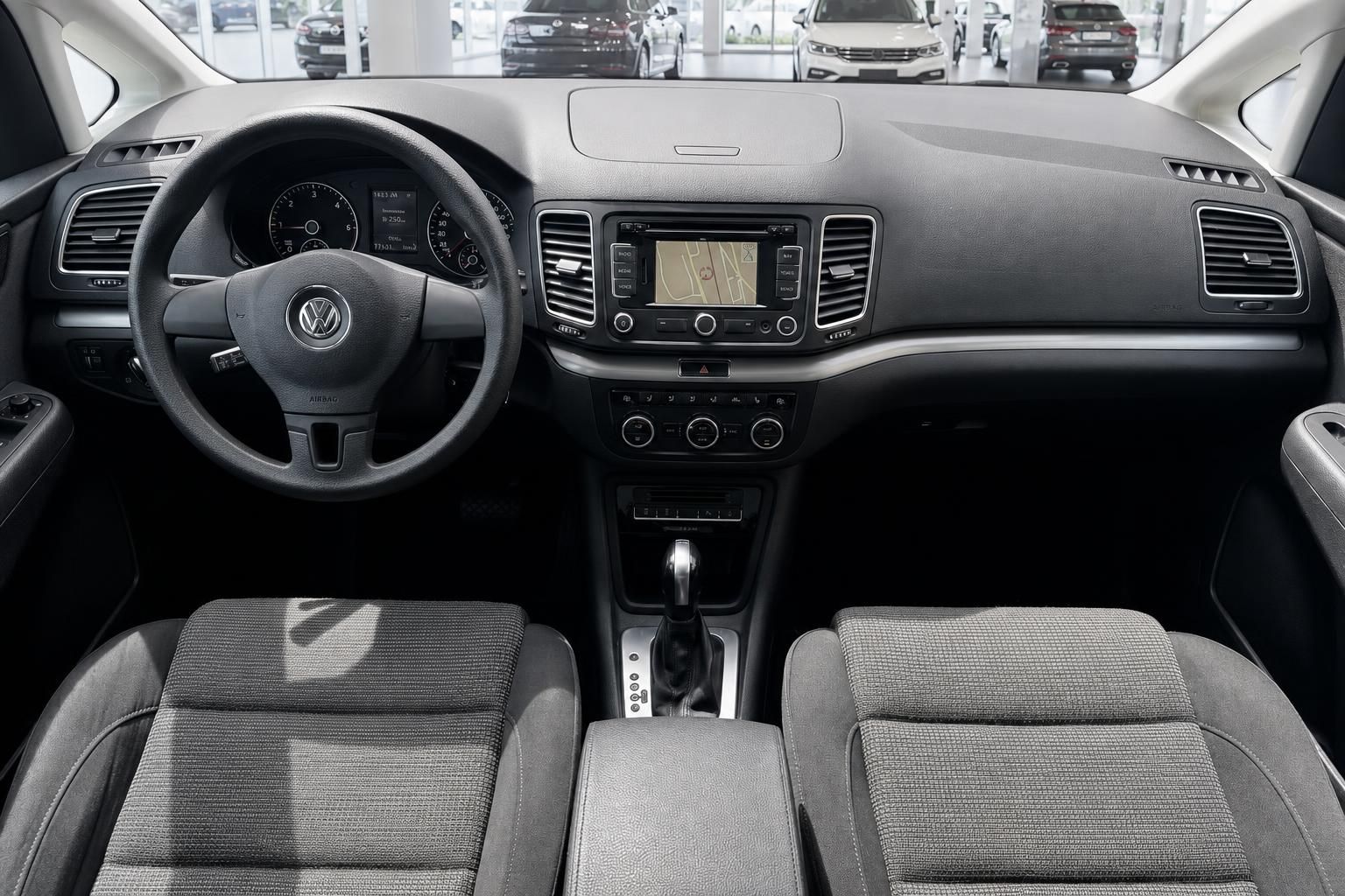 VW Sharan Innenraum – Cockpit mit Lenkrad, Navigationssystem, Mittelkonsole und Vordersitze