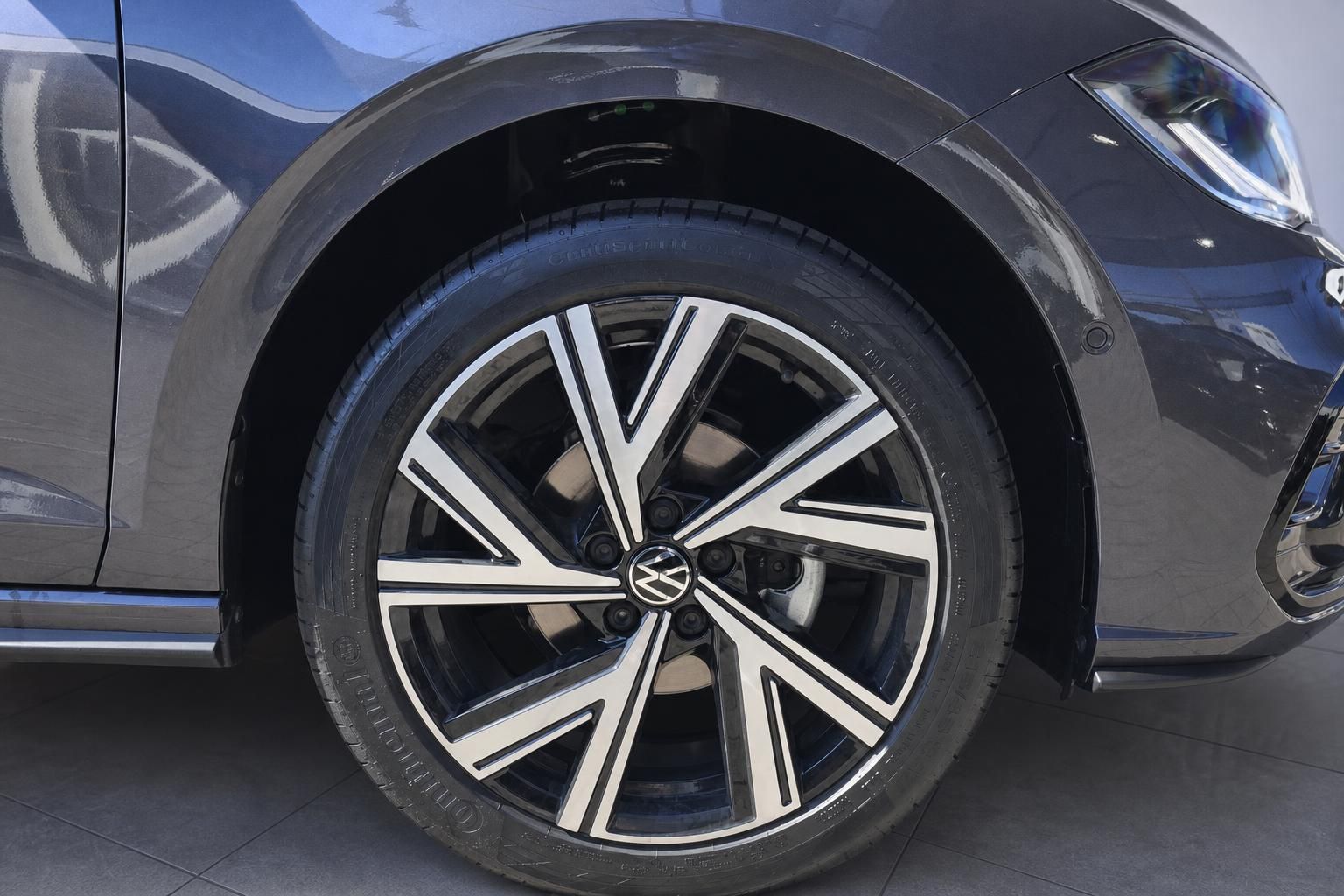 VW Leichtmetallfelge Detailaufnahme – mehrsprachiges Design, grauer Lack, Continental Reifen