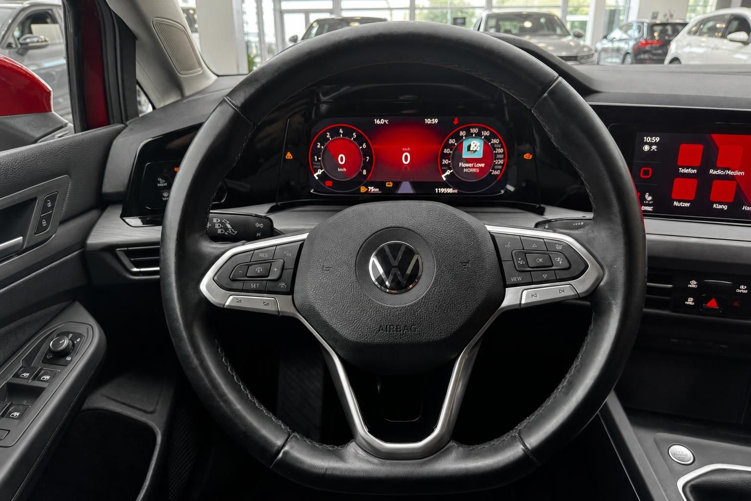 VW Golf Innenraum – Lenkrad mit VW-Logo und digitales Cockpit mit roter Beleuchtung