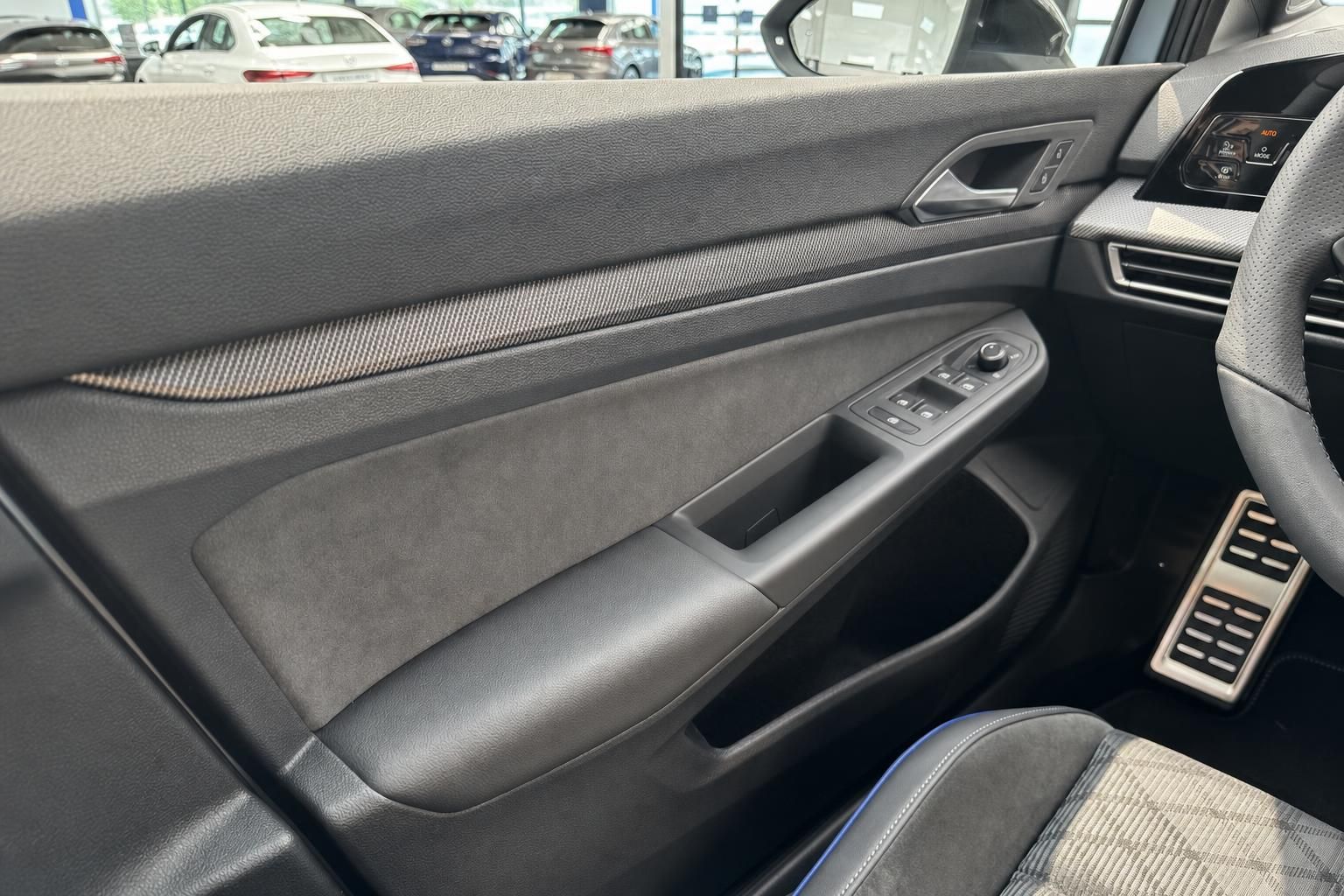 VW Innenraum Fahrertür mit Fensterheber, Alcantara-Verkleidung und Lüftungsdüse im Detail
