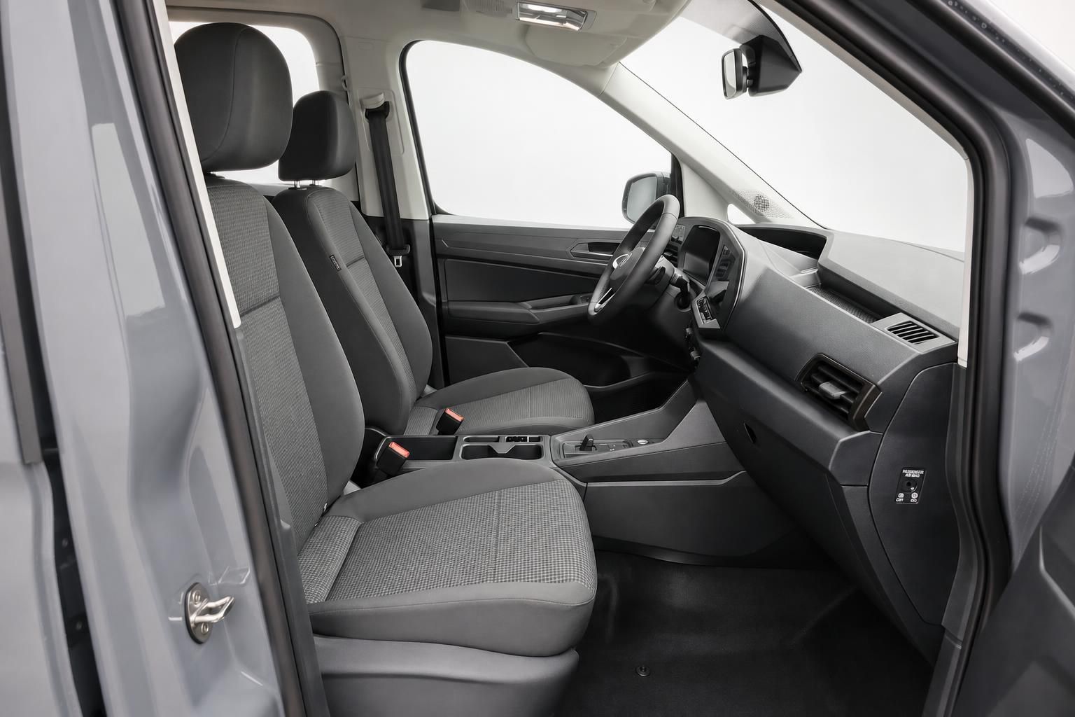 Innenraum VW Nutzfahrzeug mit grauen Stoffsitzen und Cockpit
