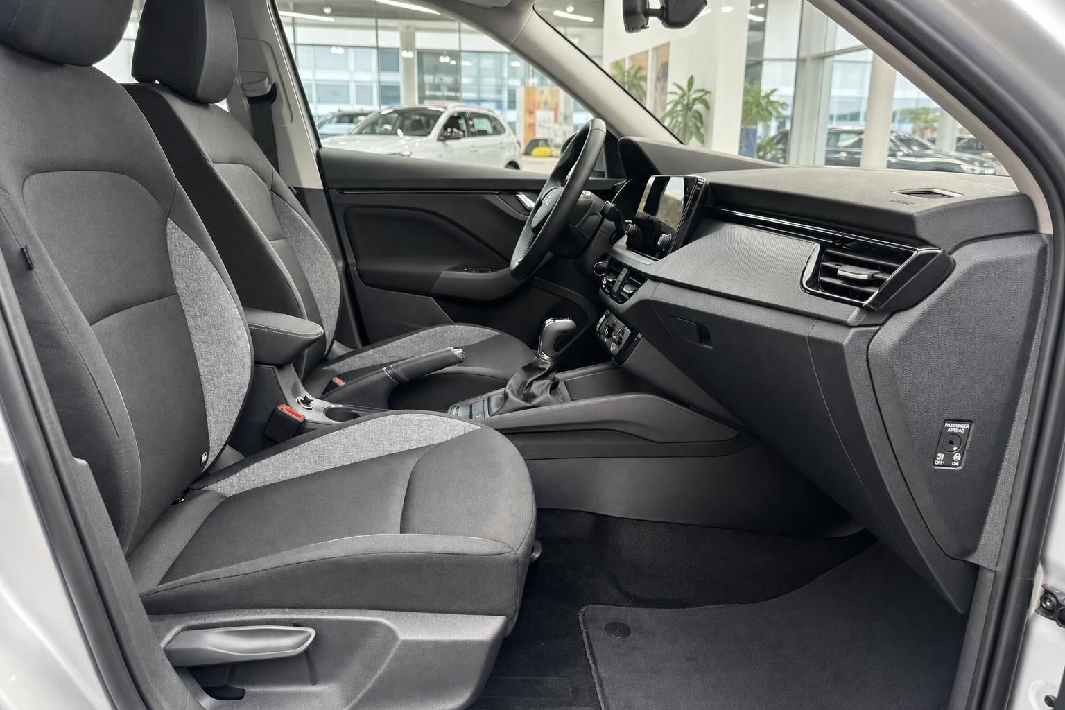 Audi Innenraum Vordersitze grau Stoff Mittelkonsole Schaltgetriebe Navi Cockpit