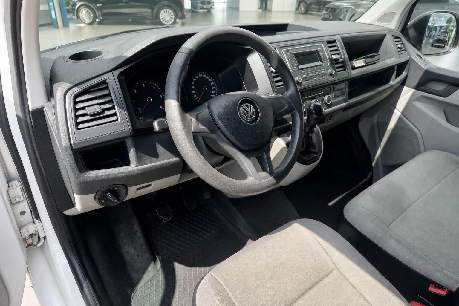 VW Transporter T6 Innenraum – Cockpit mit Lenkrad, Armaturenbrett und Fahrersitz
