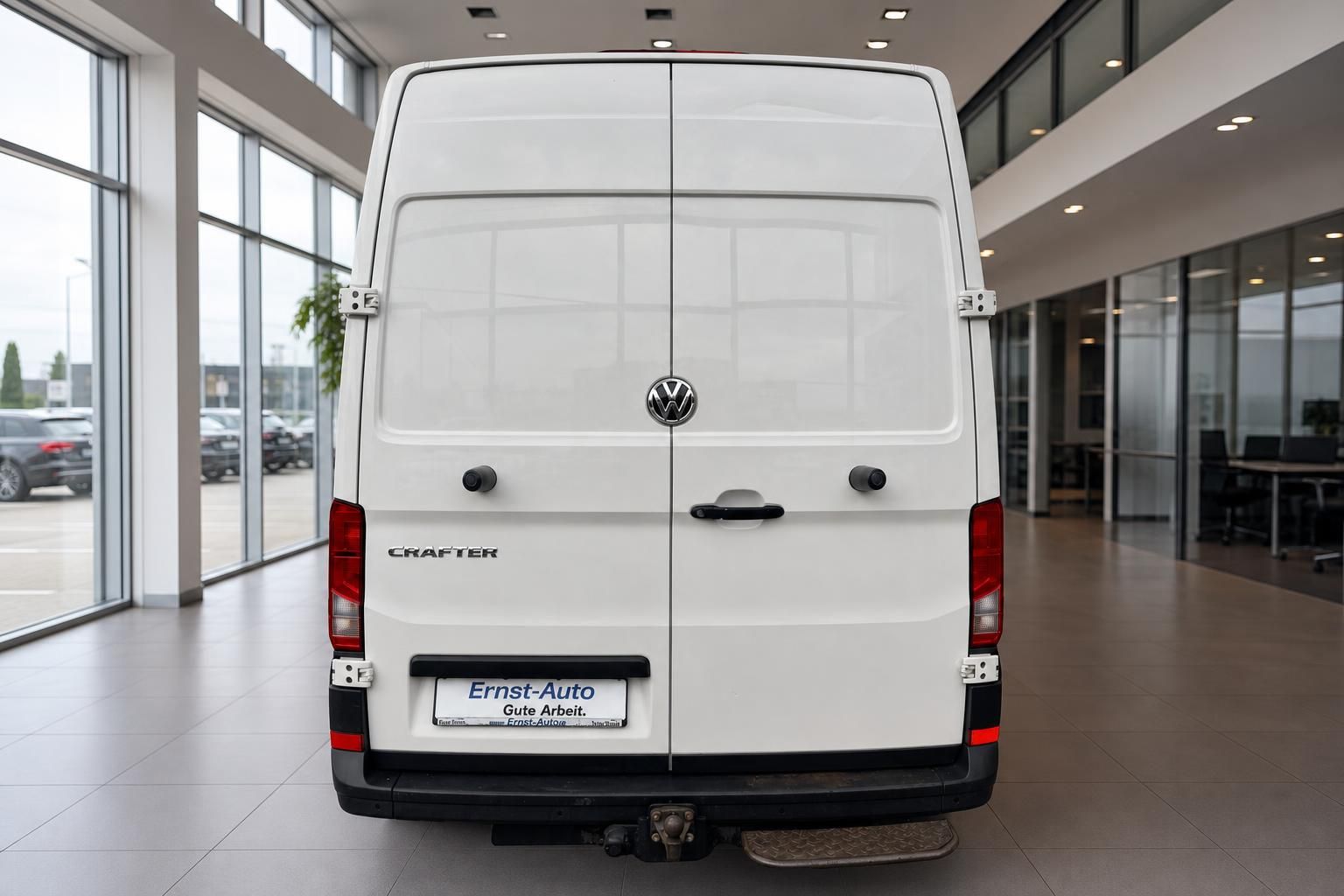 VW Crafter Kastenwagen weiß Heckansicht im Autohaus mit Anhängerkupplung