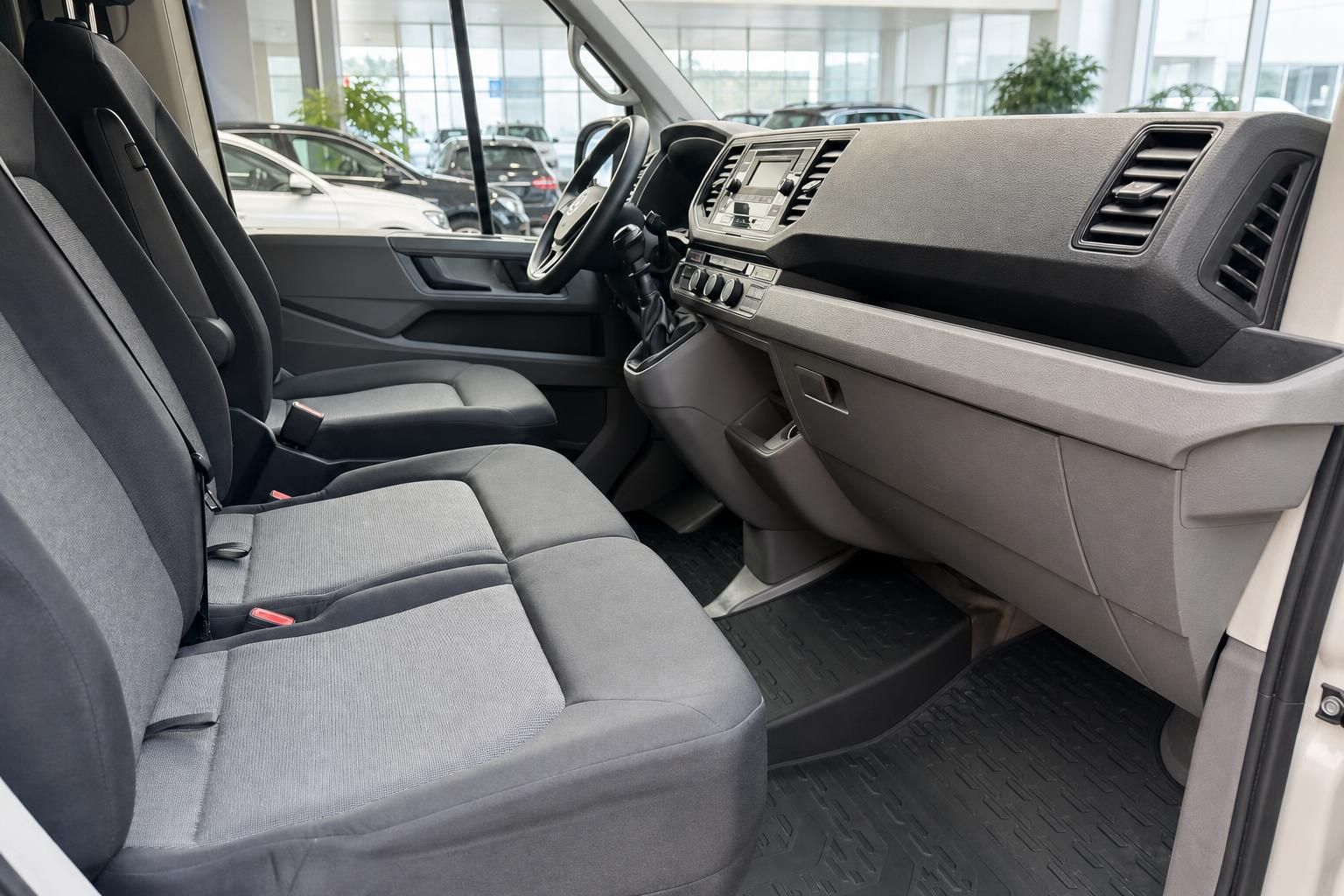 VW Transporter T6 Innenraum – Vordersitze, Armaturenbrett und Lenkrad in grauem Stoffbezug