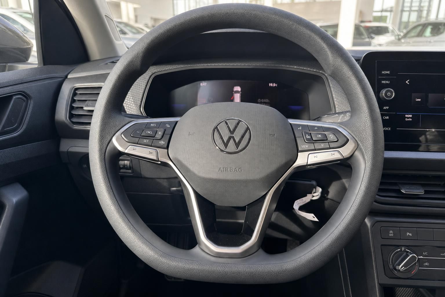 VW Volkswagen Lenkrad Innenraum mit Multifunktionstasten, Digitalcockpit und Infotainment-Display
