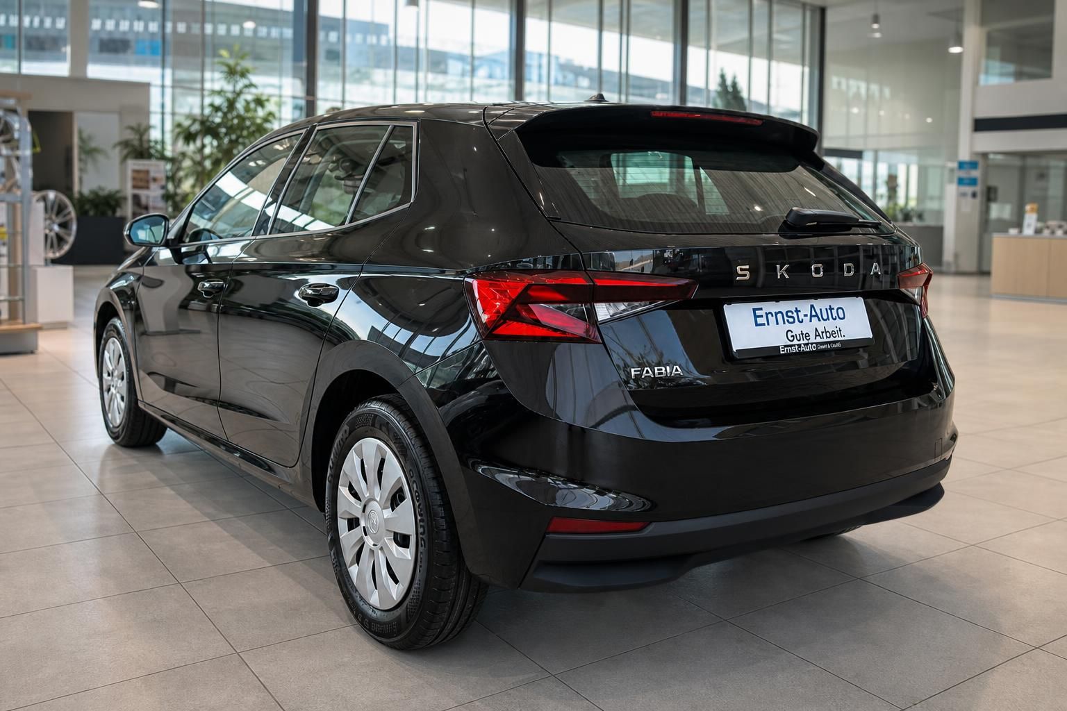 Škoda Fabia schwarz Heckansicht im Autohaus – kompakter Kleinwagen in gepflegtem Zustand