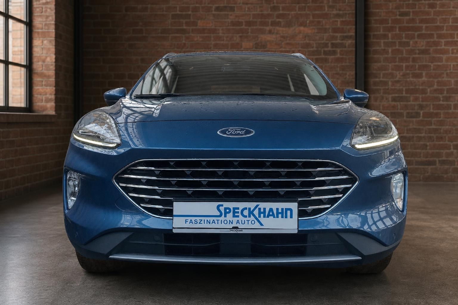 Ford Kuga blau Frontansicht mit Kühlergrill und LED-Scheinwerfern