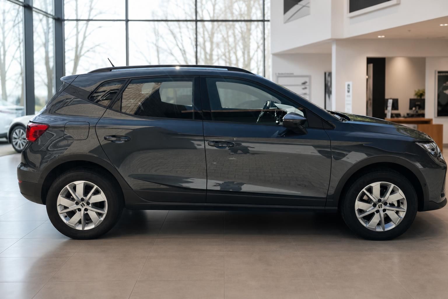 SEAT Arona SUV grau Seitenansicht im Autohaus – kompakter Crossover mit Leichtmetallfelgen