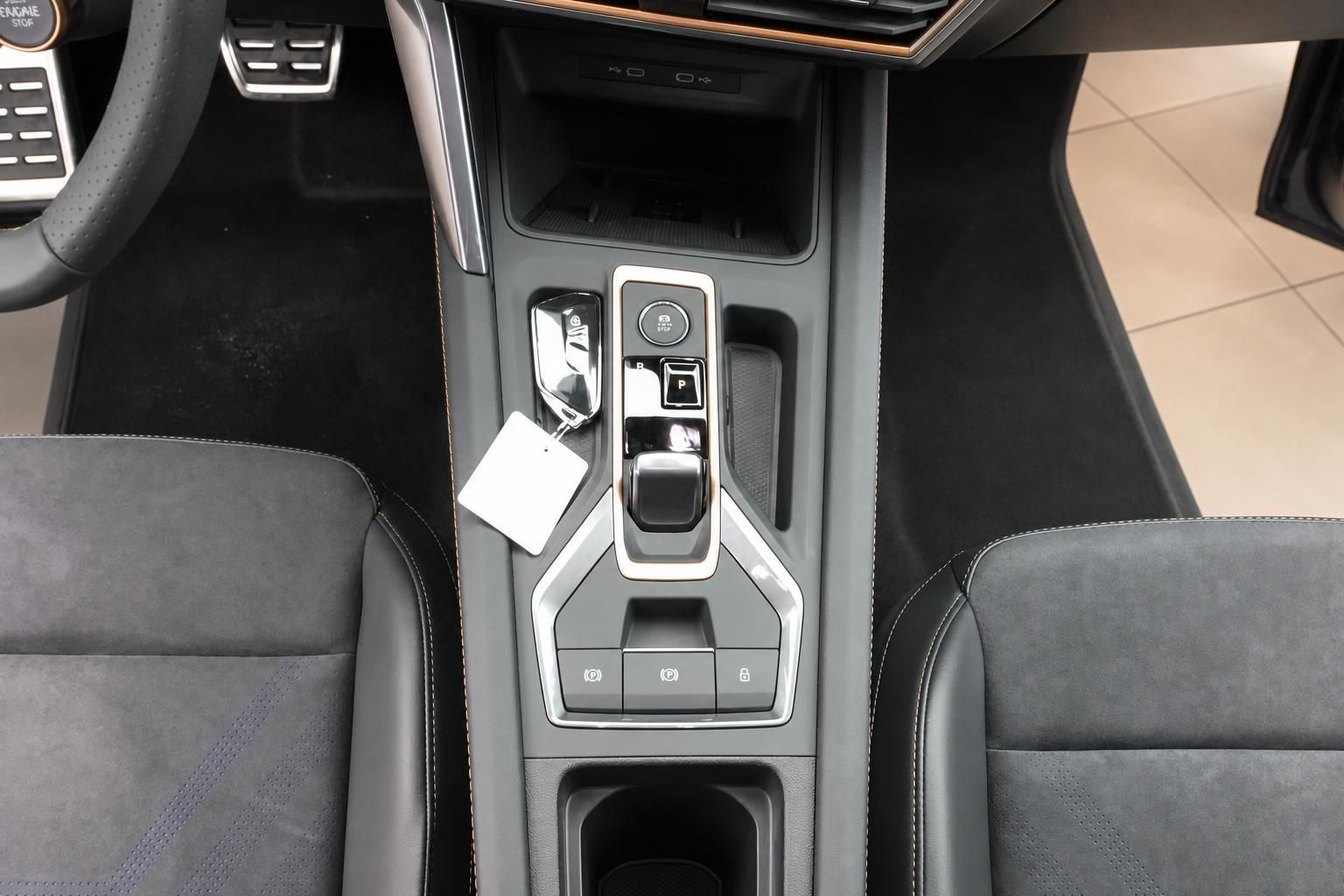 Fahrzeug Innenraum Mittelkonsole mit Automatikgetriebe, Parkbremse und Bedienelementen in grauem Alcantara
