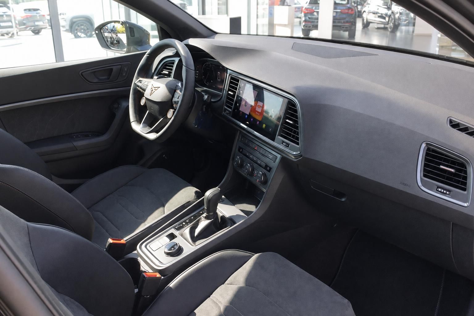 Cupra Ateca Innenraum mit Lenkrad, Mittelkonsole, Infotainment-Display und Alcantara-Sitzen