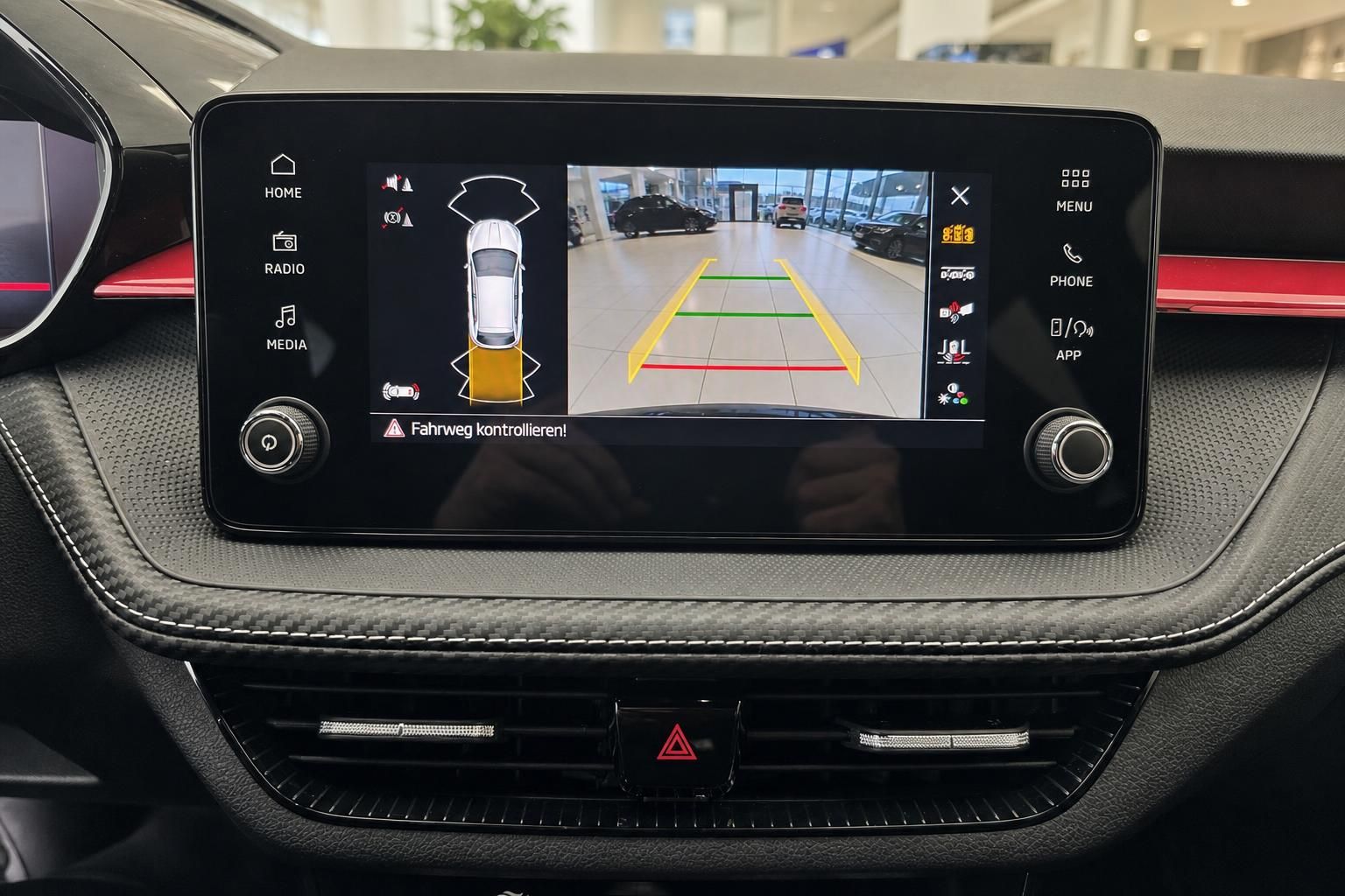 Fahrzeug Infotainment-Display mit Rückfahrkamera und Einparkhilfe-Anzeige im Innenraum