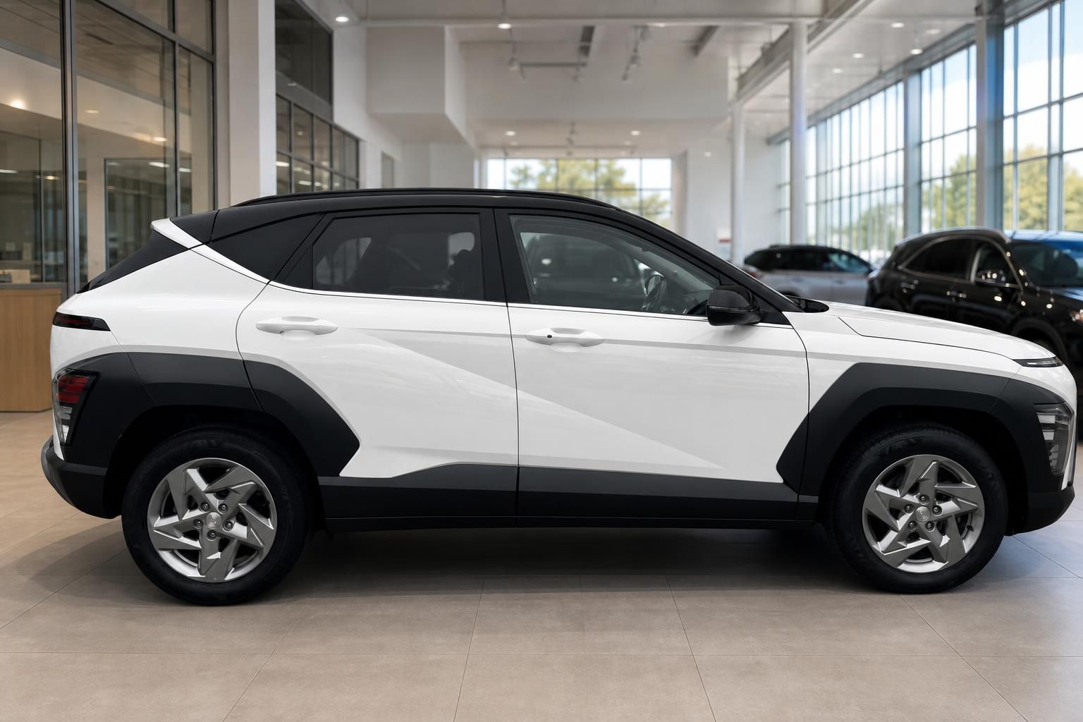 Hyundai Kona SUV in Weiß-Schwarz Seitenansicht im Autohaus Showroom