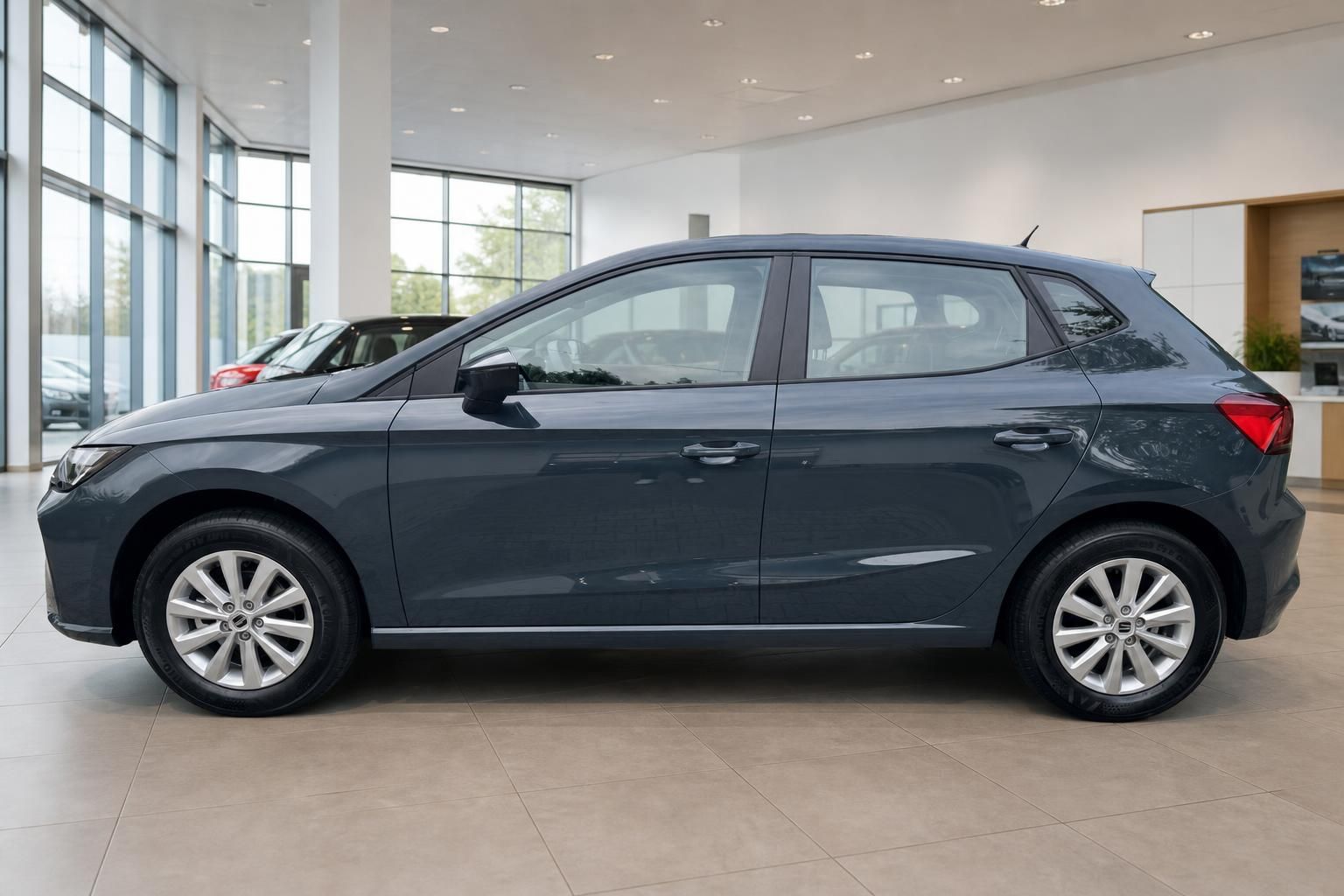 SEAT Ibiza Kleinwagen grau metallic Seitenansicht im Autohaus Showroom