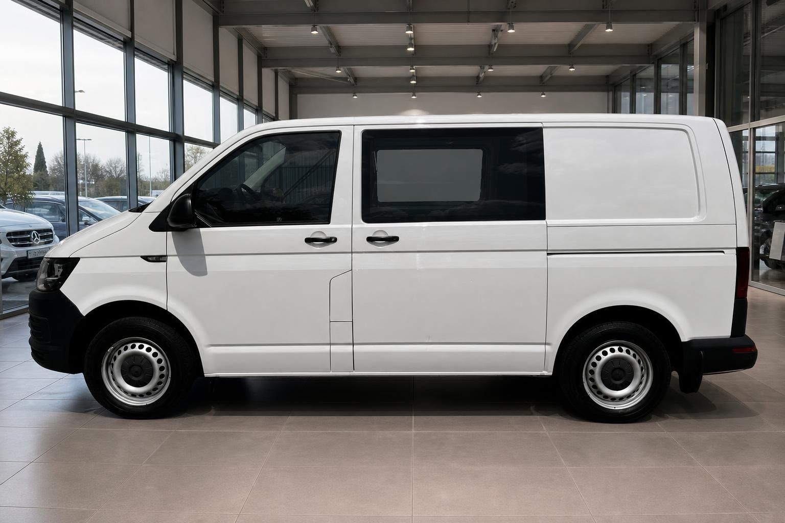 VW Volkswagen Transporter T6 Kastenwagen weiß Seitenansicht im Autohaus