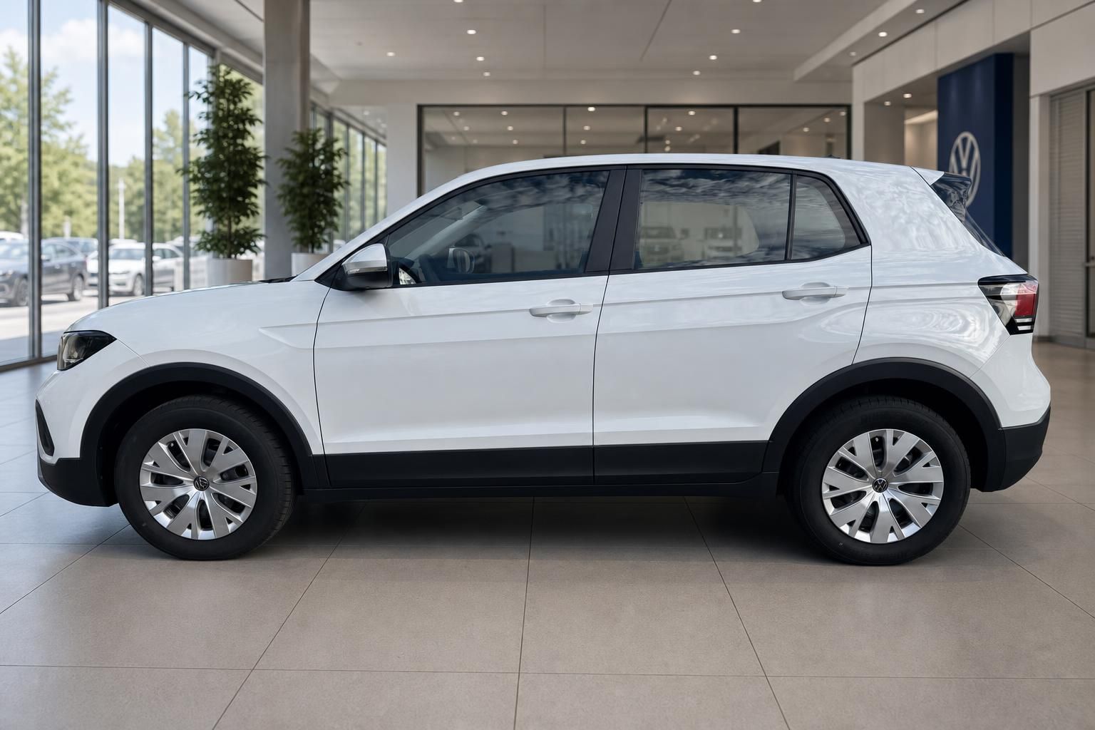 VW T-Cross weiss Seitenansicht im Autohaus – kompakter SUV von Volkswagen