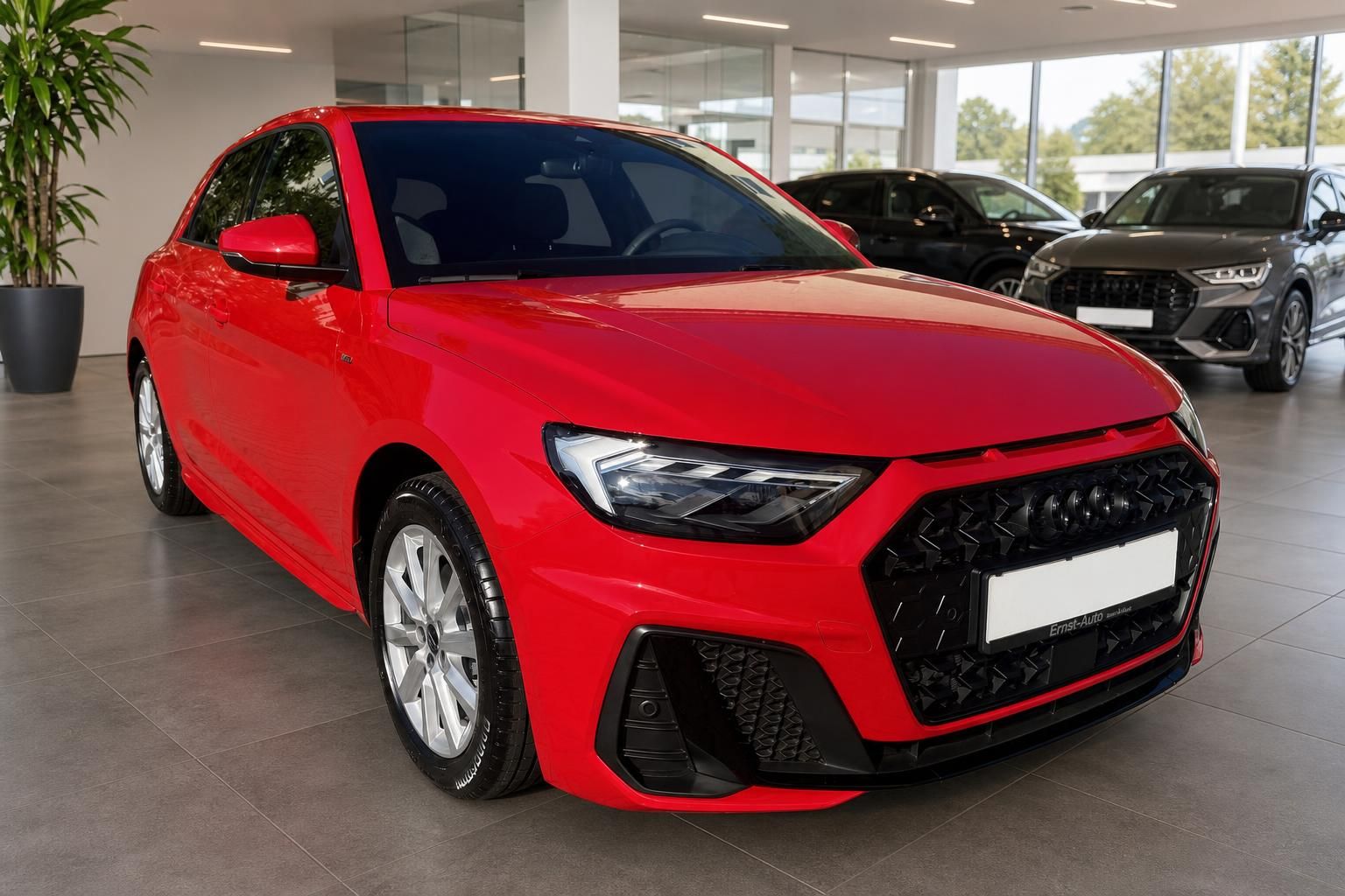 Audi A1 Sportback in Rot – Frontansicht im Autohaus, schwarzer Kühlergrill, LED-Scheinwerfer