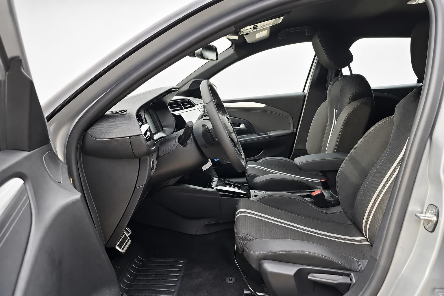 Fahrzeug Innenraum mit Vordersitzen und Cockpit in Schwarz
