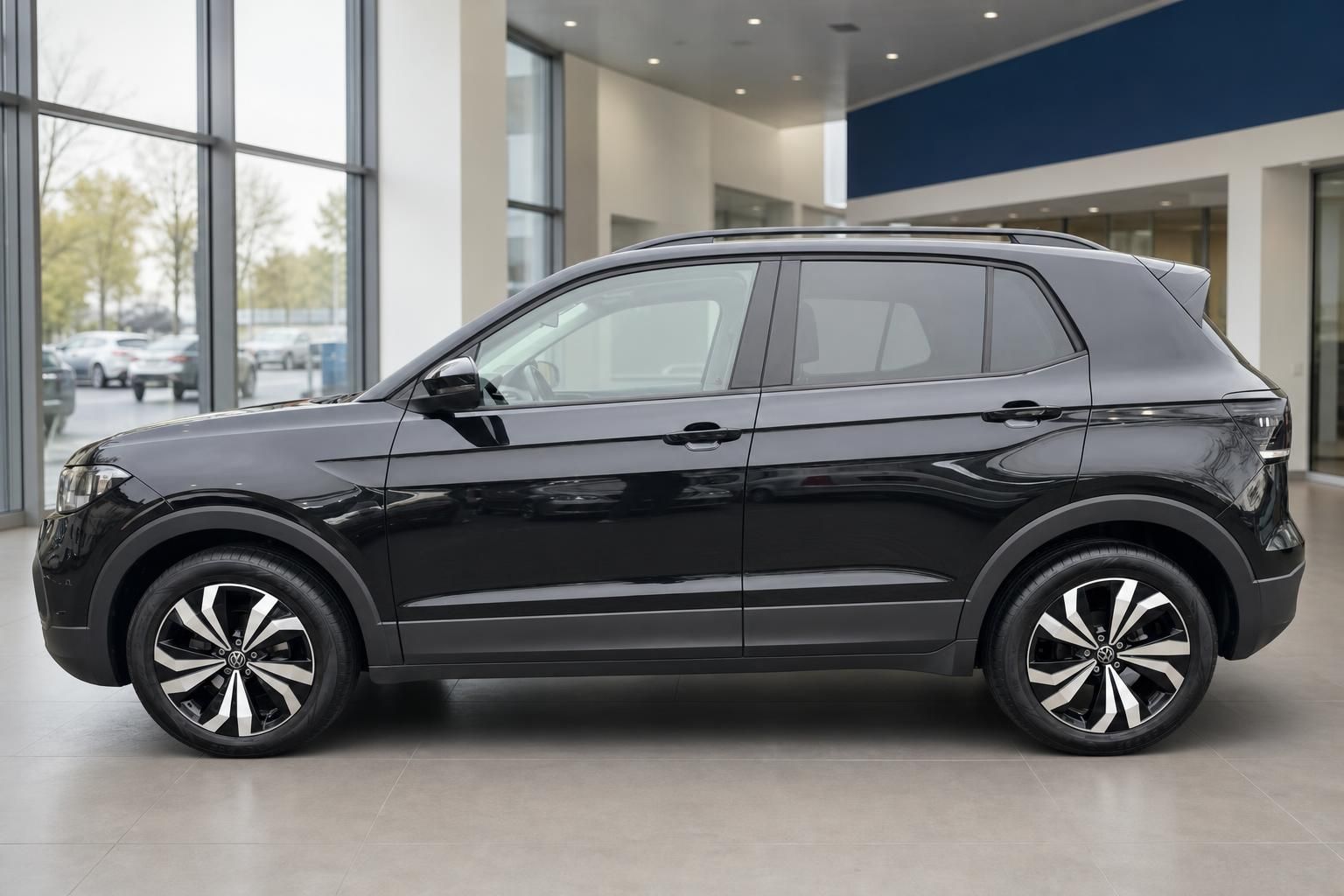 Volkswagen T-Cross schwarz Seitenansicht im Autohaus – kompakter SUV mit Leichtmetallfelgen