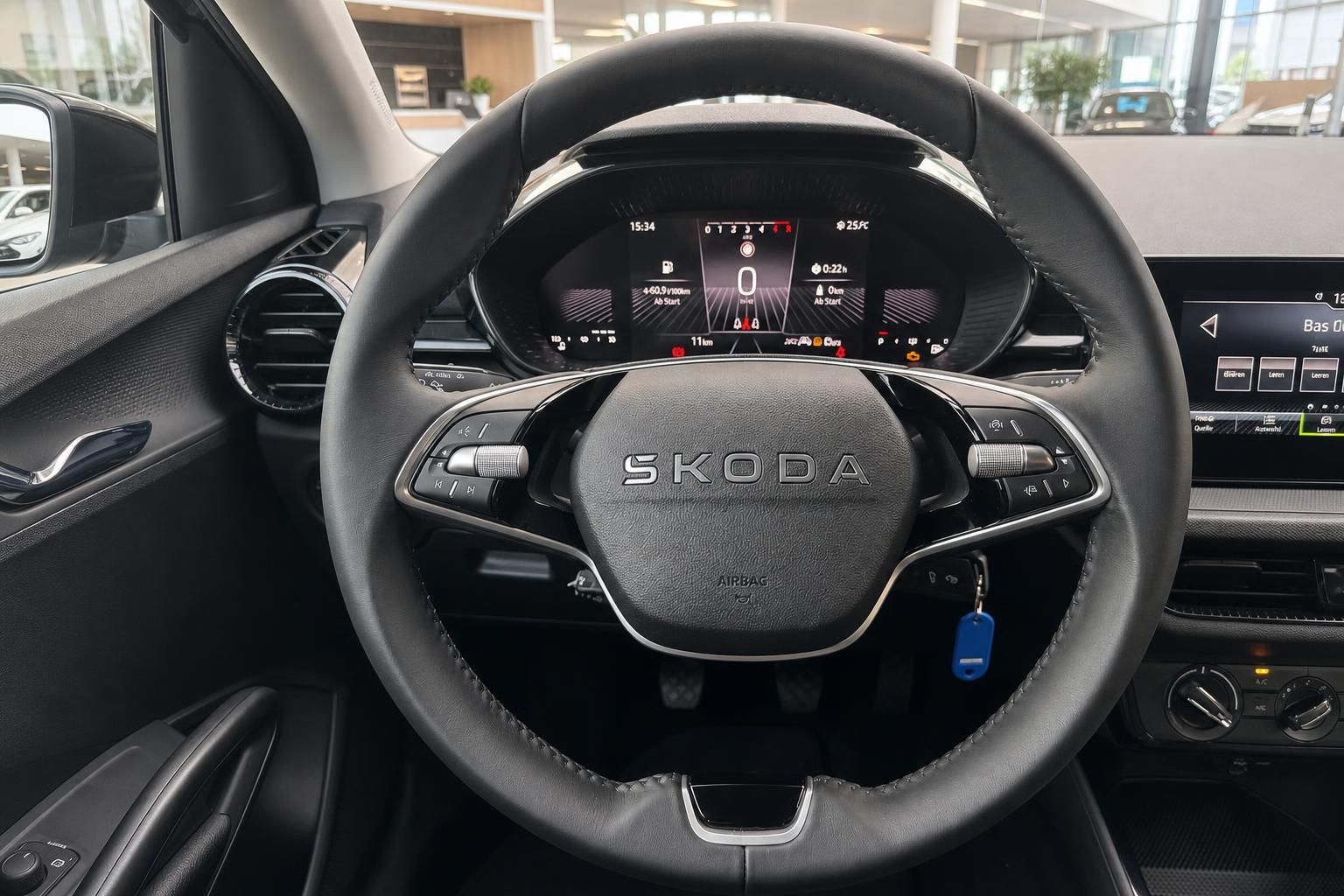 Skoda Innenraum Lenkrad mit digitalem Cockpit und Touchscreen-Infotainment