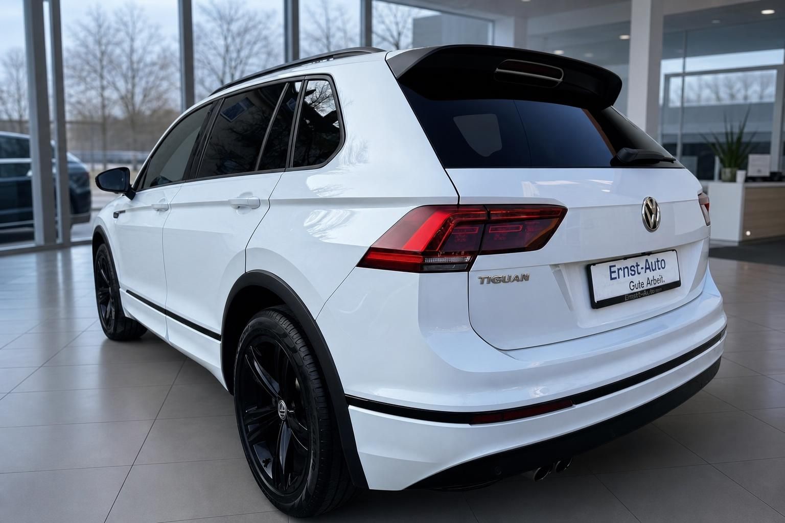 VW Tiguan weiß Heckansicht mit schwarzen Felgen im Autohaus – SUV in Top-Zustand