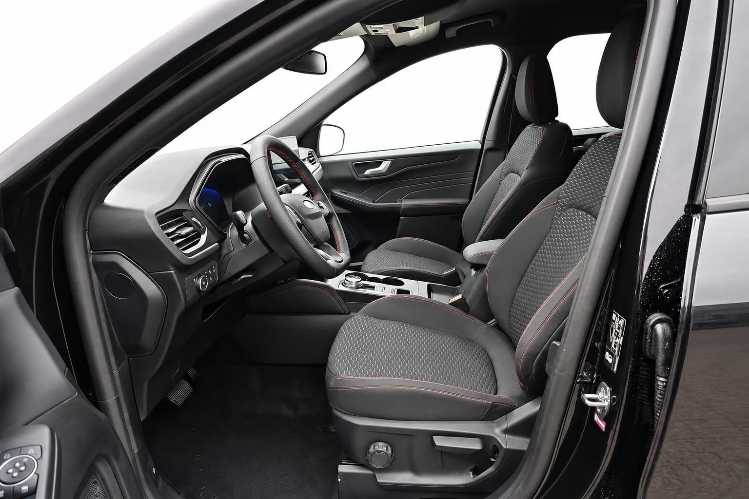 Innenraum Ford SUV mit schwarzen Sportsitzen und Lederlenkrad