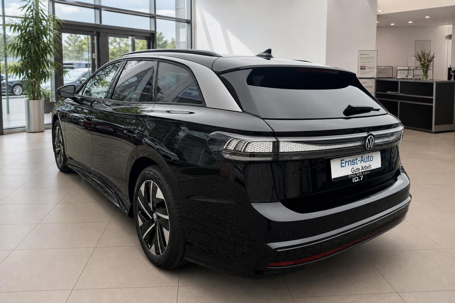 VW ID.7 Tourer schwarz Heckansicht im Autohaus – Elektro-Kombi von Volkswagen