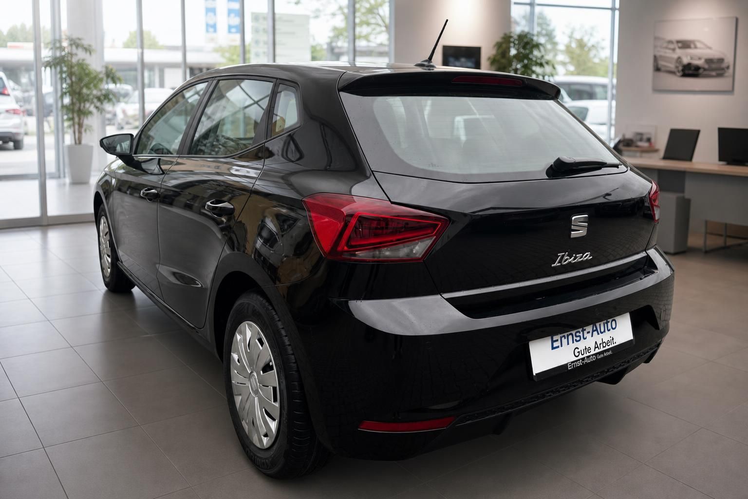 SEAT Ibiza schwarz Heckansicht im Autohaus – kompakter Kleinwagen in Top-Zustand