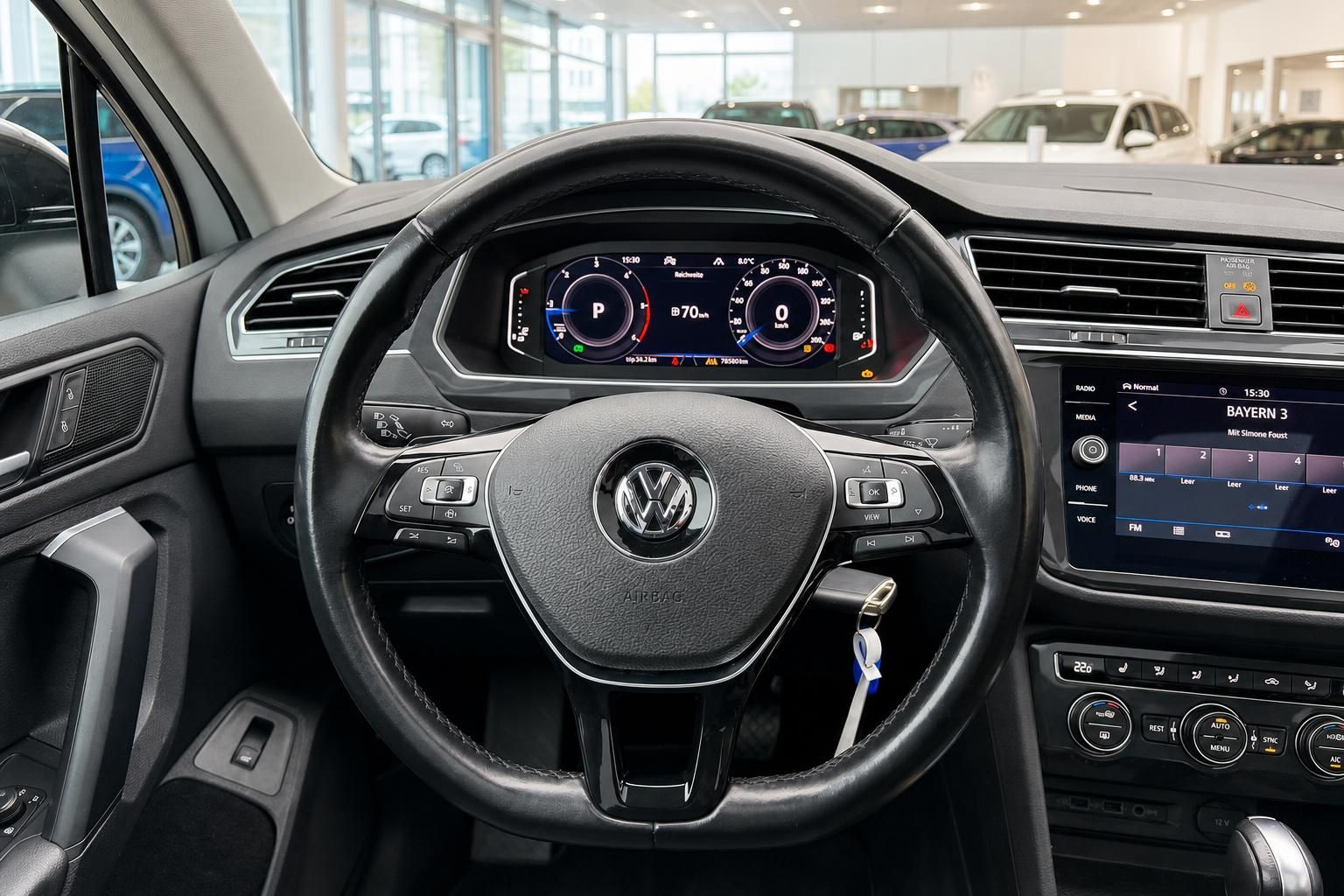 VW Tiguan Innenraum – Lenkrad mit Multifunktionstasten, digitales Cockpit und Infotainment-Display