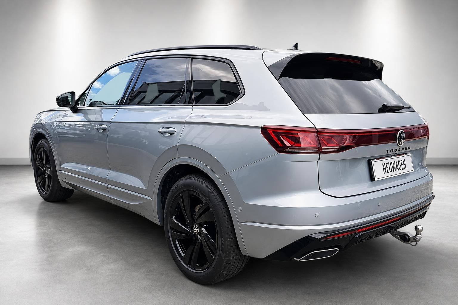 VW Touareg silber Heckansicht mit Anhaengerkupplung im Studio