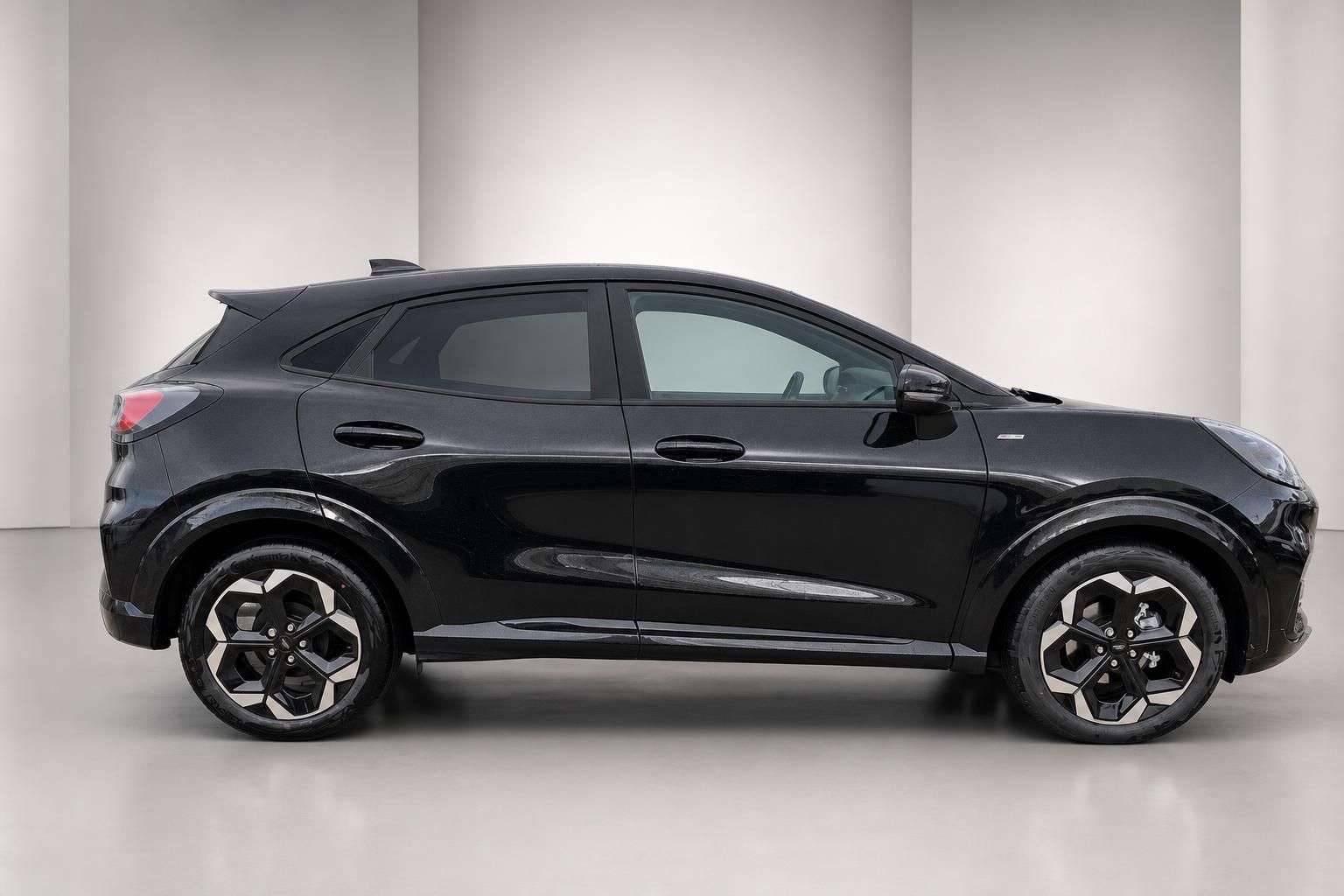 Ford Puma schwarz Seitenansicht SUV im Studio