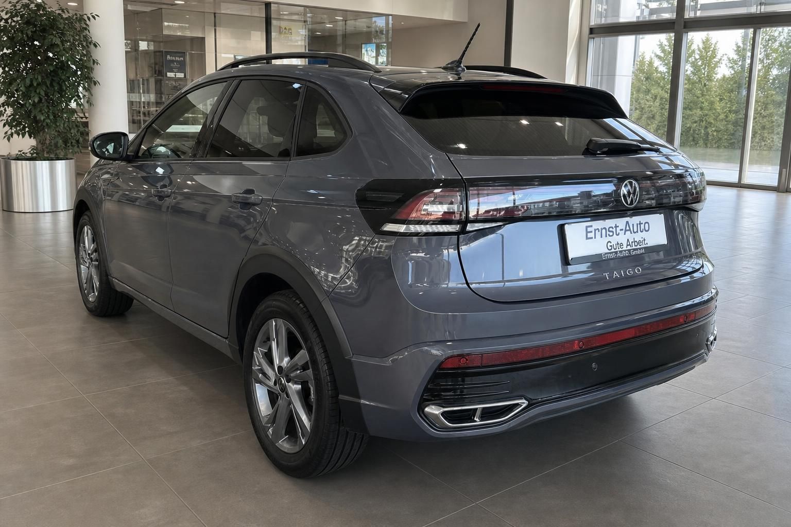 VW Taigo grau Heckansicht im Autohaus – kompakter SUV mit LED-Rückleuchten und Chromdiffusor