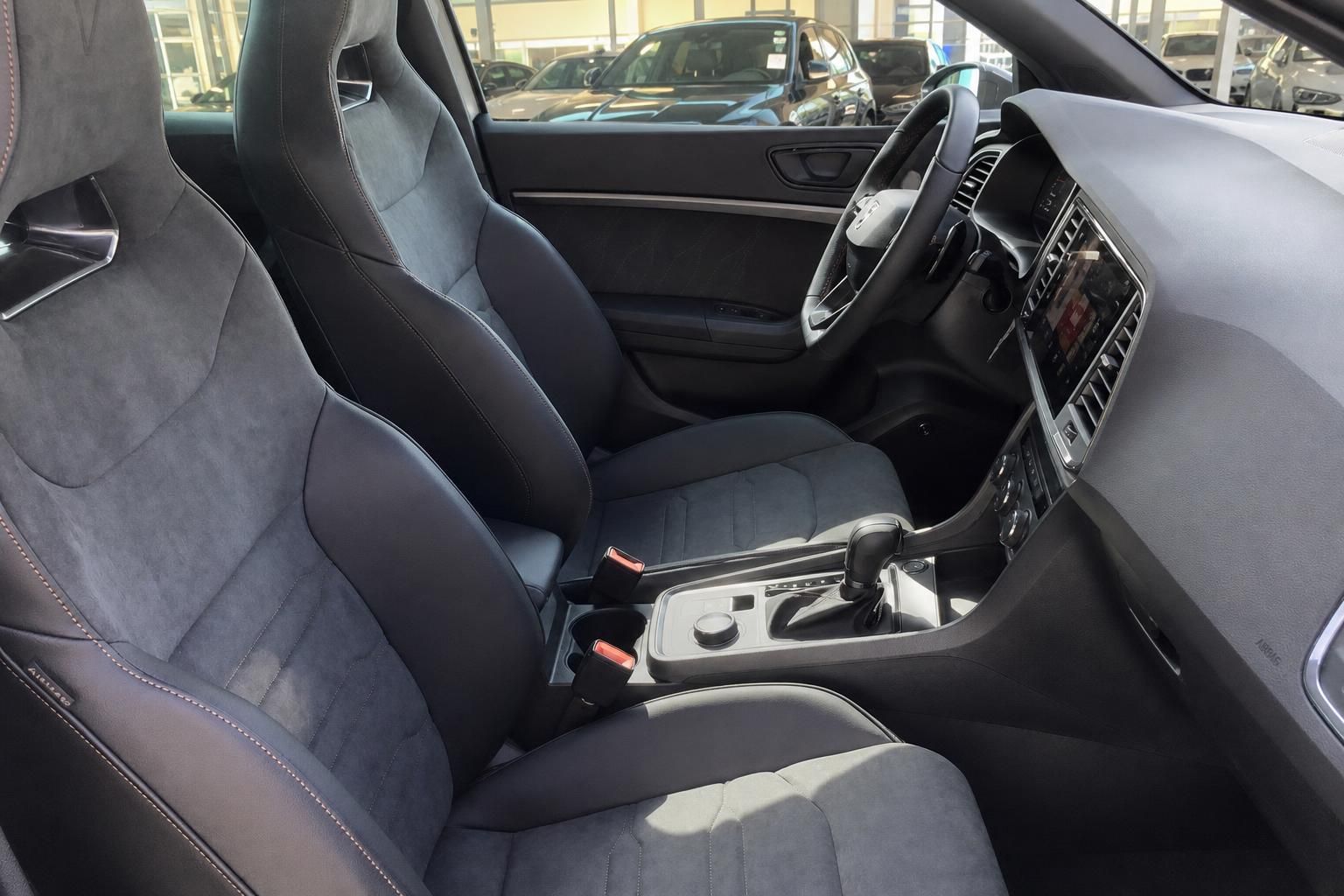 Fahrzeug Innenraum mit Sportsitzen in Alcantara, Mittelkonsole und Touchscreen-Infotainment
