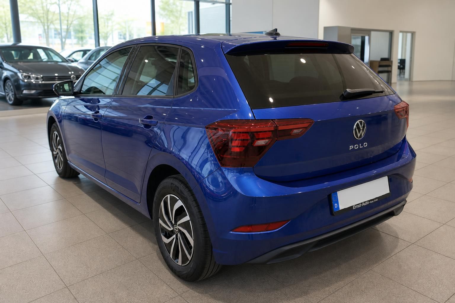VW Polo blau Heckansicht im Autohaus – gepflegter Kleinwagen mit LED-Rückleuchten