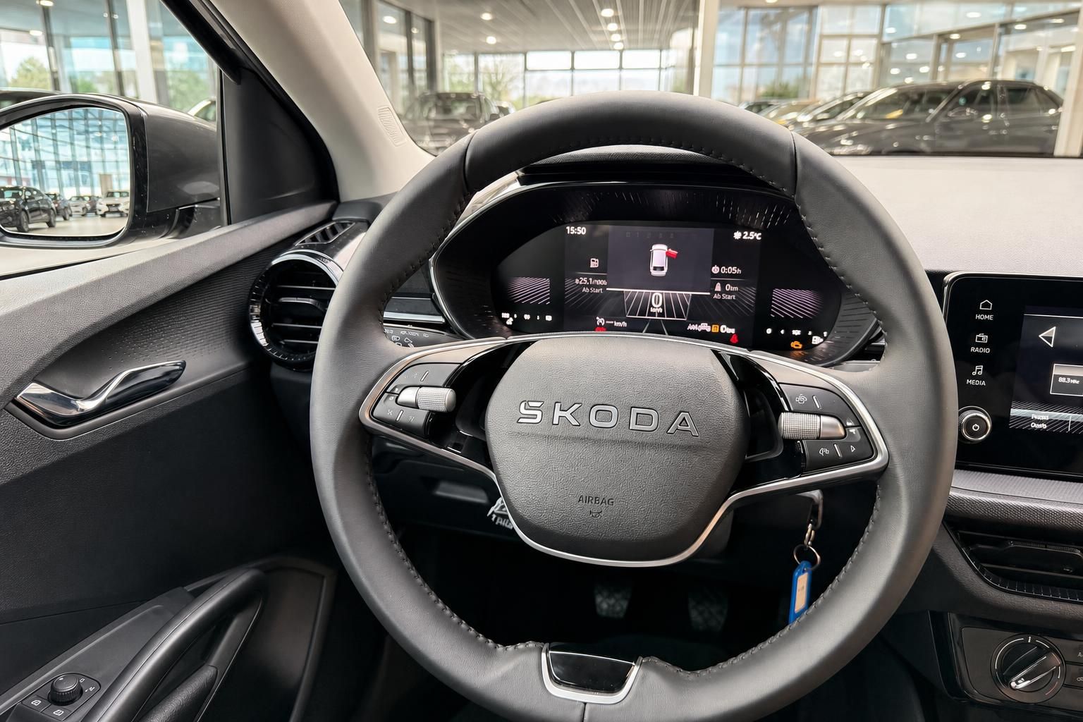Skoda Innenraum Lenkrad mit digitalem Cockpit und Infotainment-Display im Autohaus