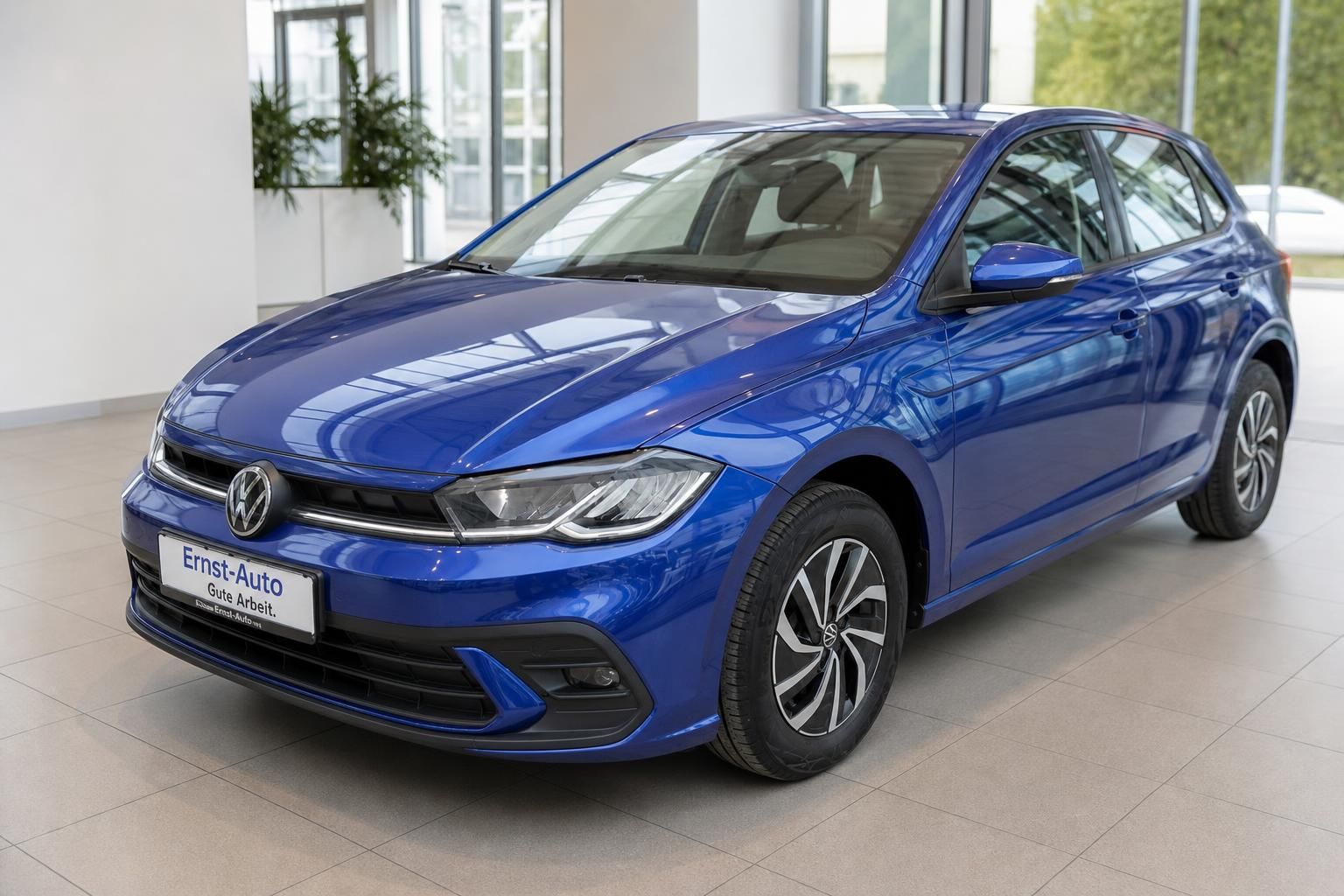 VW Polo blau Frontansicht schräg links im Autohaus – gepflegter Kleinwagen kaufen