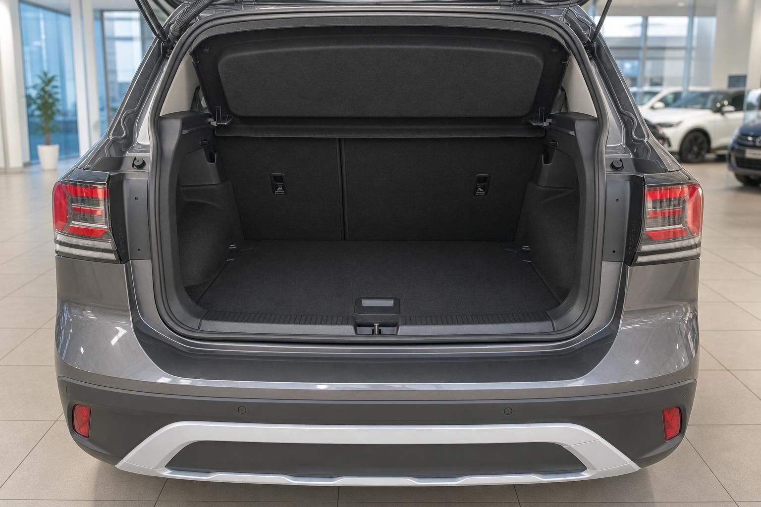 Geöffneter Kofferraum eines grauen SUV im Autohaus – geräumiges Ladevolumen von hinten