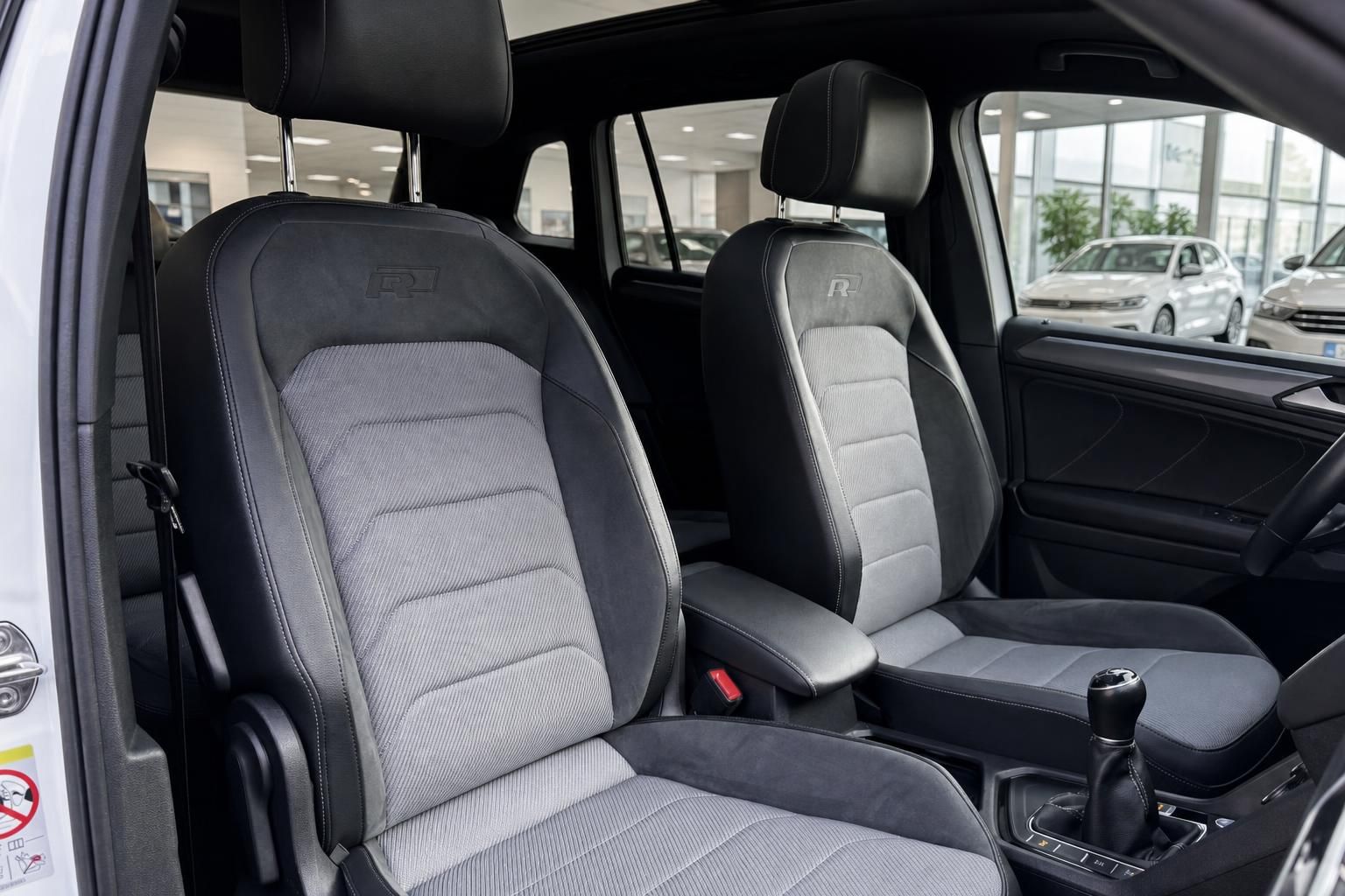 VW Tiguan R-Line Innenraum – schwarze Sportsitze mit grauem Alcantara-Bezug und Schaltgetriebe
