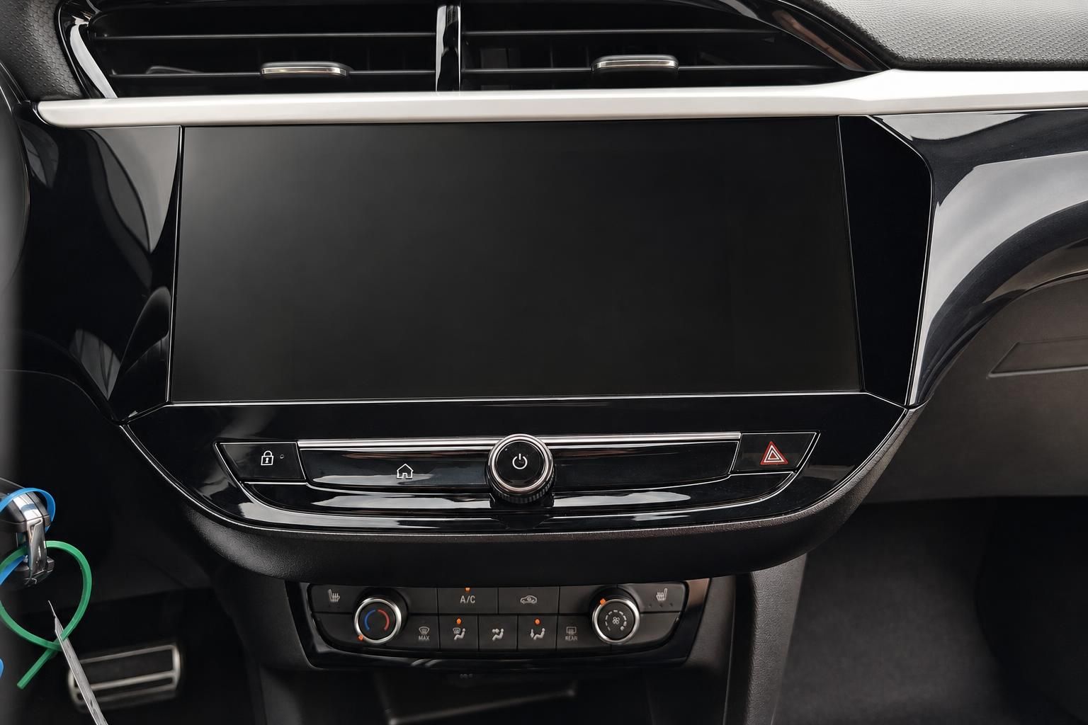 Infotainment-Display und Klimabedienung im Fahrzeug-Innenraum