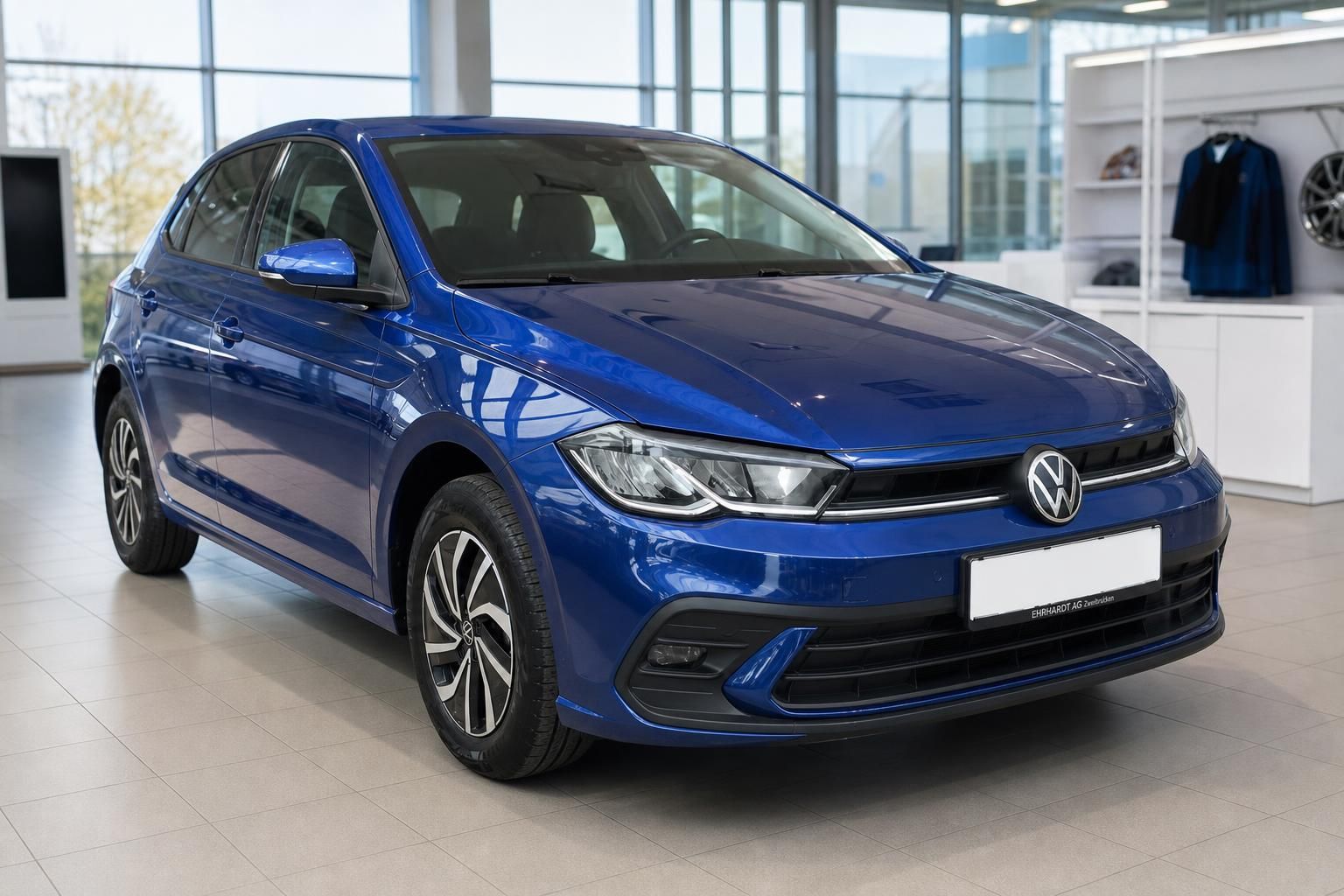 VW Polo blau Frontansicht im Autohaus – kompakter Kleinwagen von Volkswagen