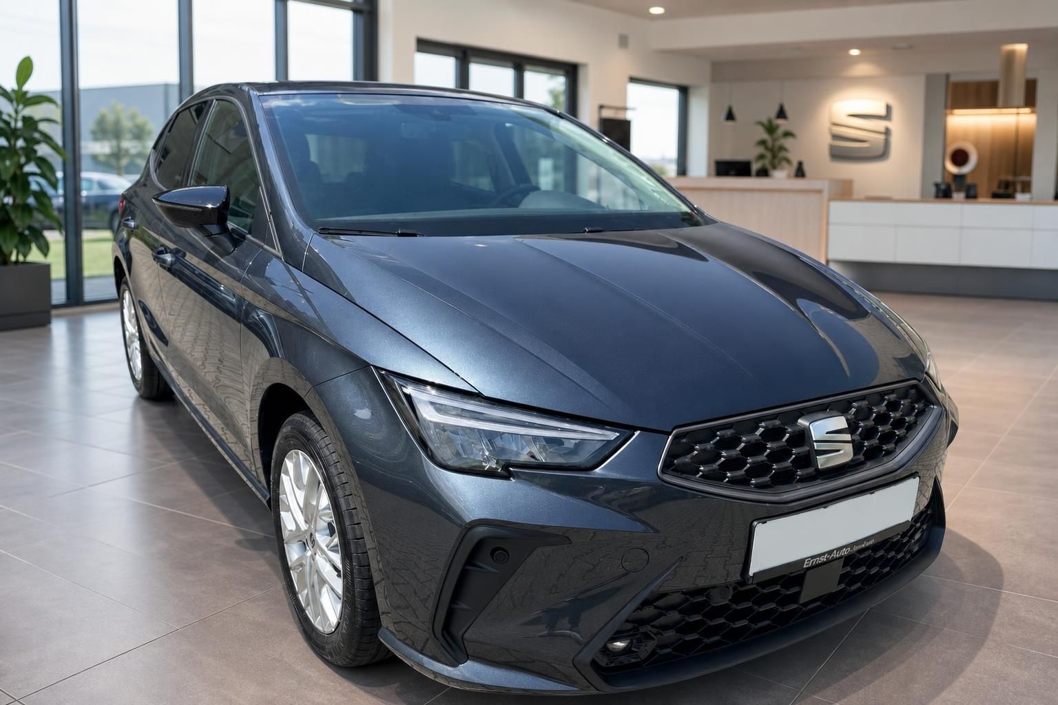 SEAT Ibiza grau metallic Frontansicht im Autohaus Showroom