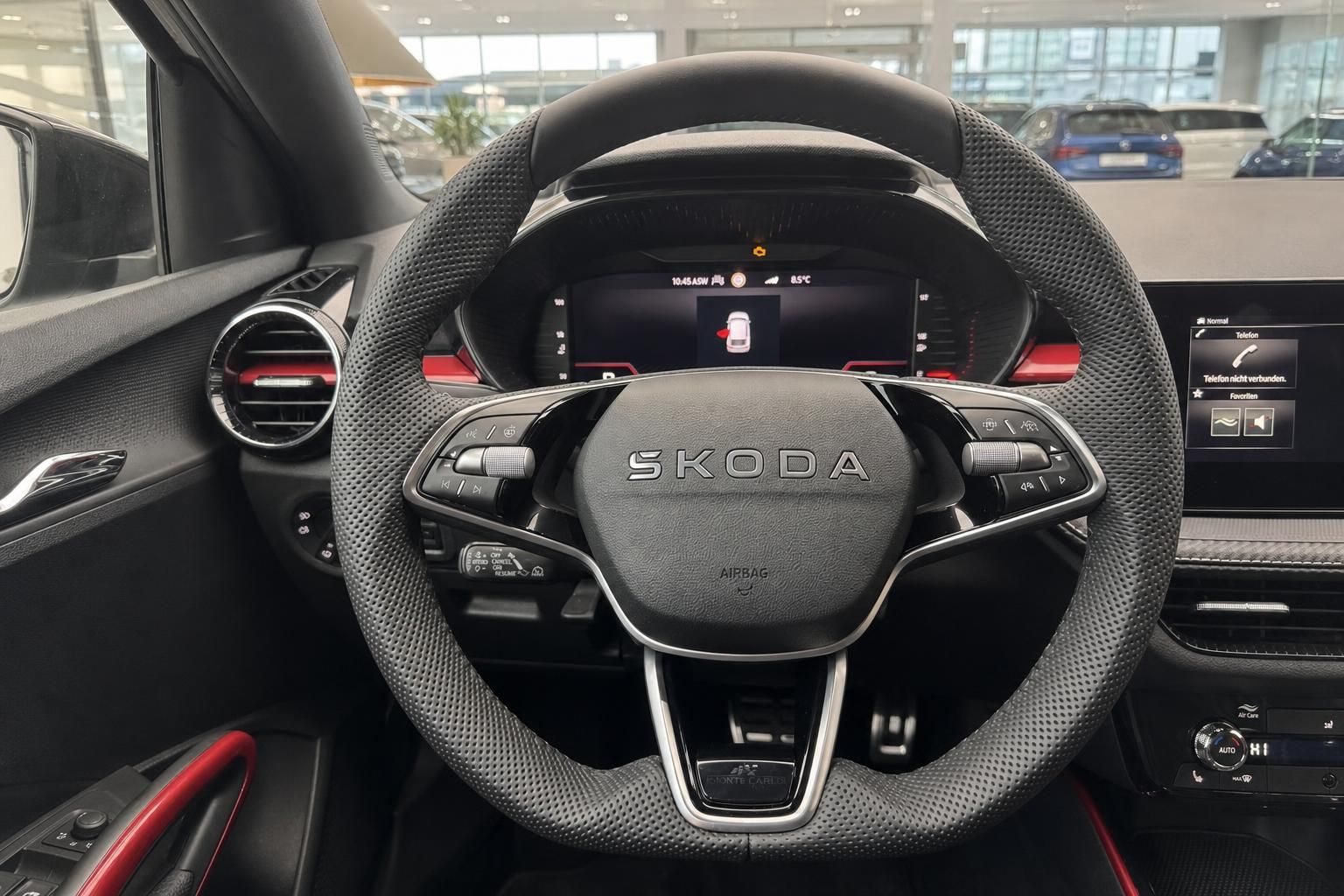 Skoda Innenraum Lenkrad Monte Carlo mit digitalem Cockpit und roten Akzenten