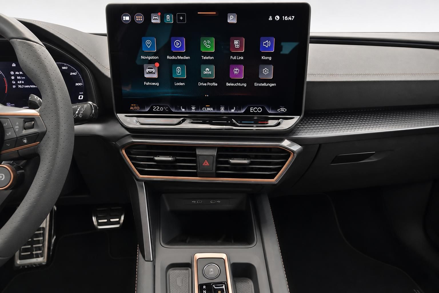 Cockpit mit Touchscreen-Infotainmentsystem und Klimabedienung im Fahrzeuginterieur