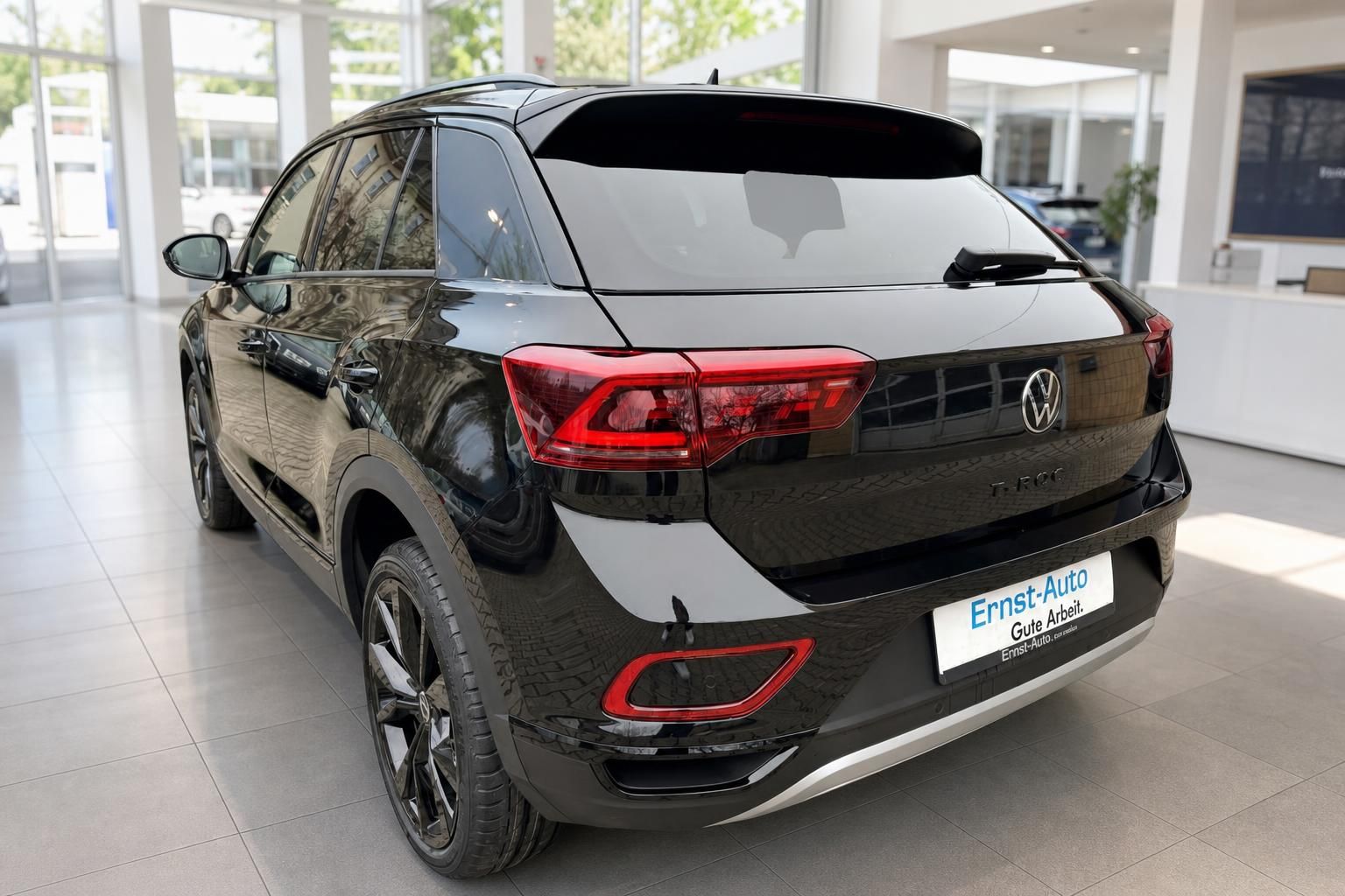 VW T-Roc schwarz Heckansicht im Autohaus – gepflegter SUV mit LED-Rückleuchten